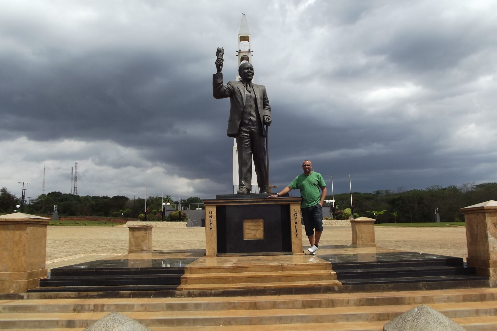 Fujifilm FinePix S2980 sample photo. President, banda, statue, lilongwe photography