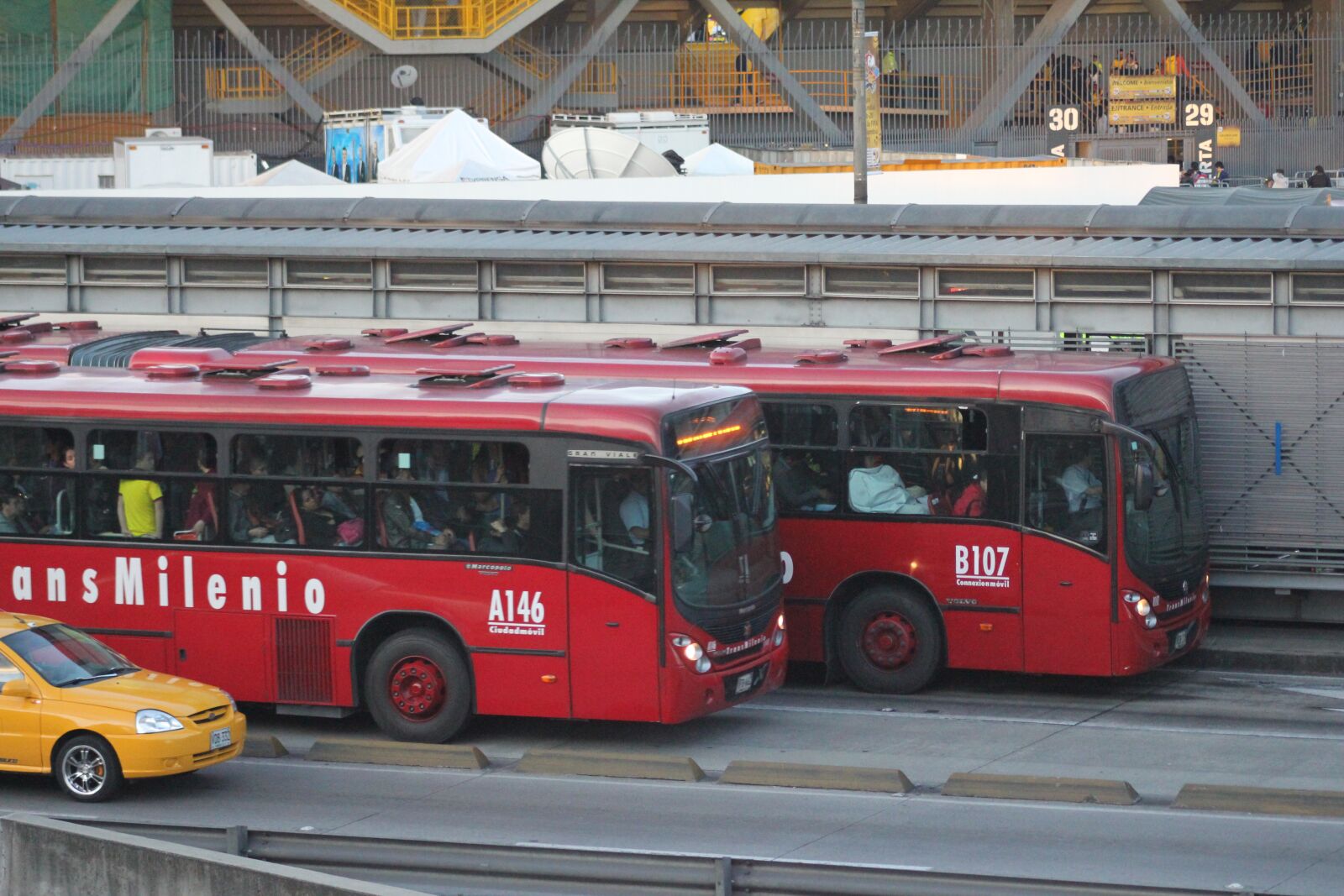 Canon EOS 550D (EOS Rebel T2i / EOS Kiss X4) sample photo. Bogota, transmilenio, buses photography