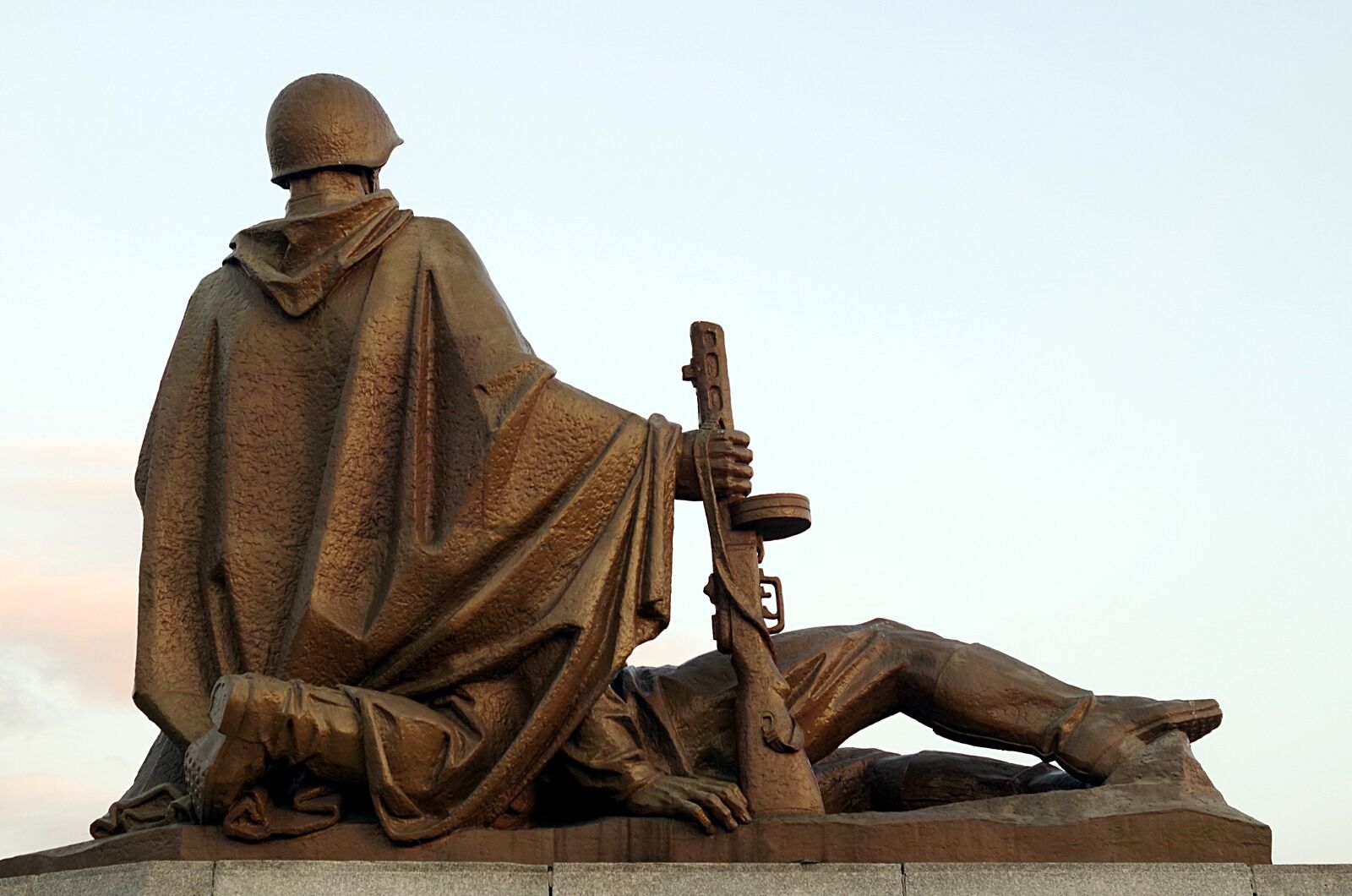 Pentax K-S2 sample photo. Monument, sculpture, soldier photography