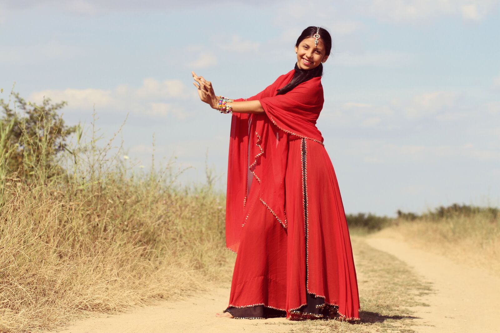 Canon EOS 700D (EOS Rebel T5i / EOS Kiss X7i) + Canon EF 85mm F1.8 USM sample photo. Girl, indian, dance photography