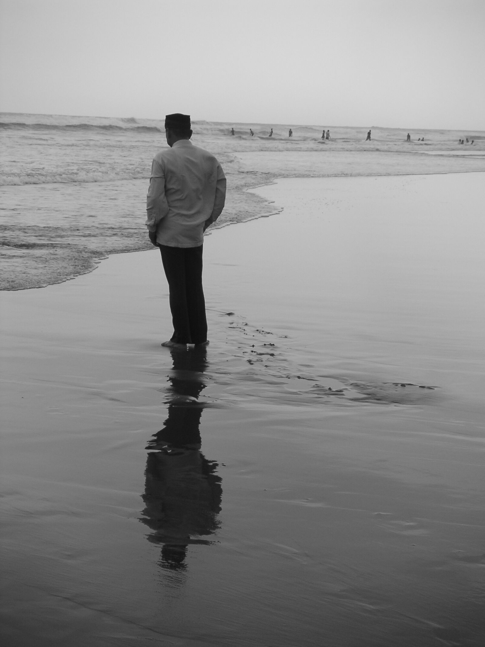 KONICA MINOLTA DiMAGE Xt sample photo. Human, beach, mirroring photography