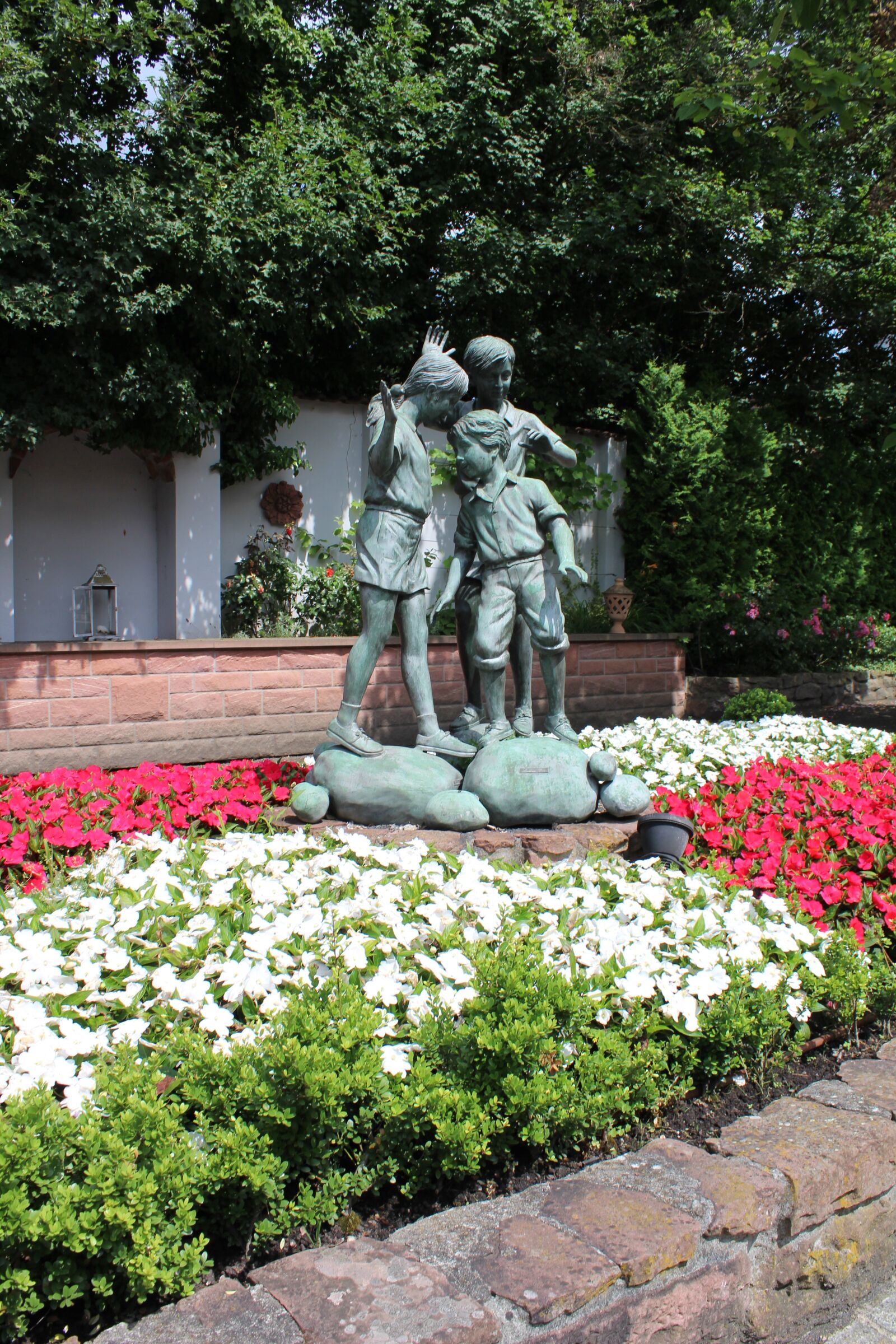 Canon EOS 1300D (EOS Rebel T6 / EOS Kiss X80) sample photo. Flowers, statue, garden photography