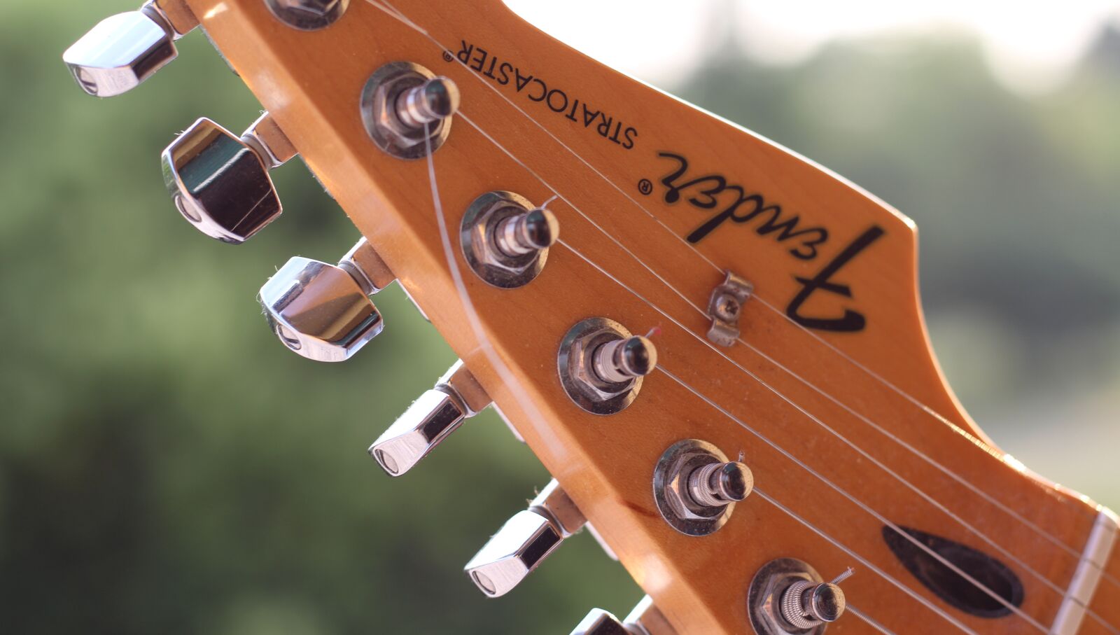 Canon EOS 1300D (EOS Rebel T6 / EOS Kiss X80) + Canon EF 50mm F1.8 STM sample photo. Guitar, fender, stratocaster photography