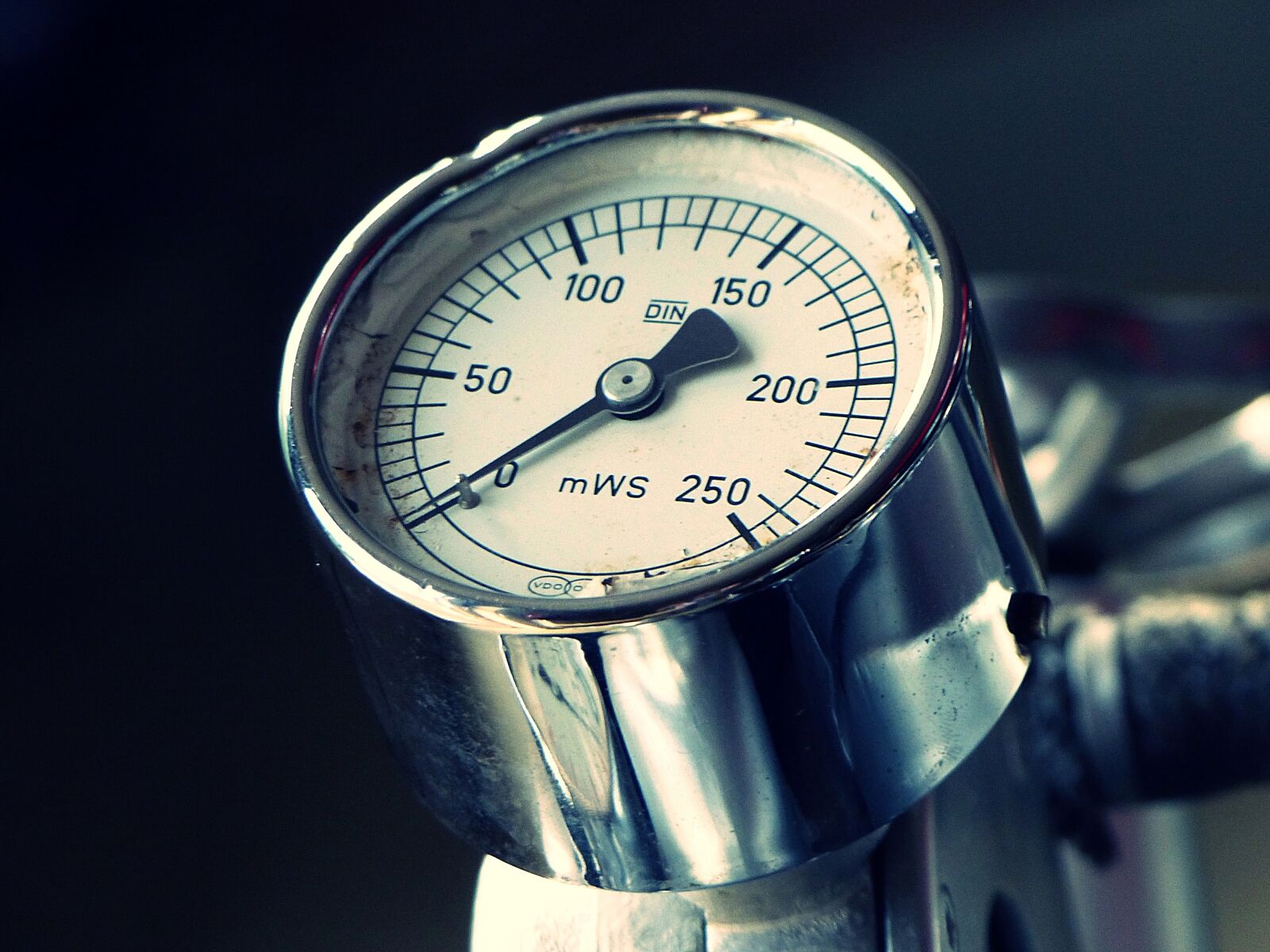 Panasonic Lumix DMC-FZ200 sample photo. Pressure gauge, meter water photography