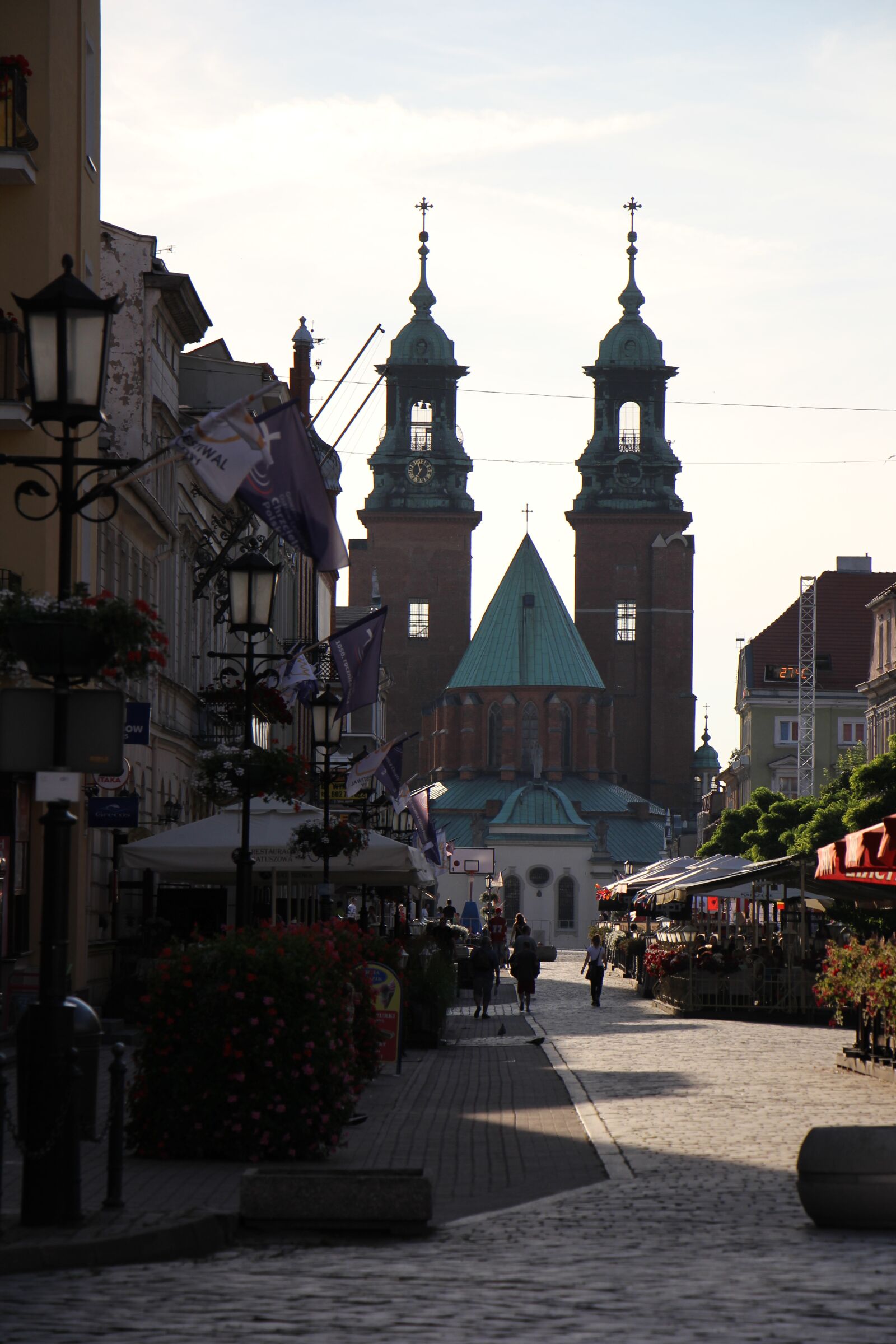 Canon EOS 60D + Canon EF-S 18-135mm F3.5-5.6 IS STM sample photo. Gniezno, the cathedral, architecture photography