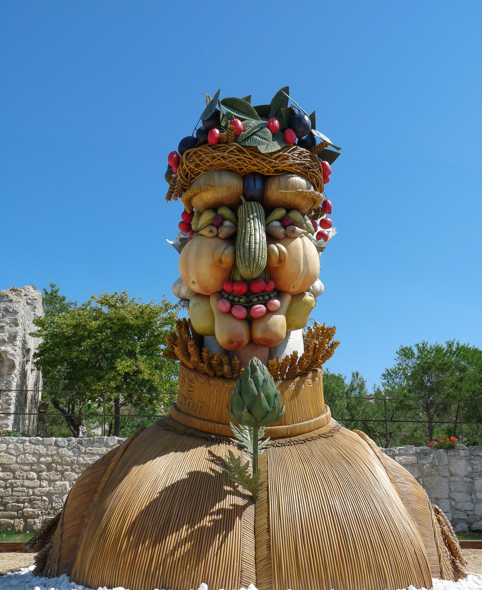 Panasonic Lumix DMC-FZ28 sample photo. Sculpture, giant, arcimboldo photography