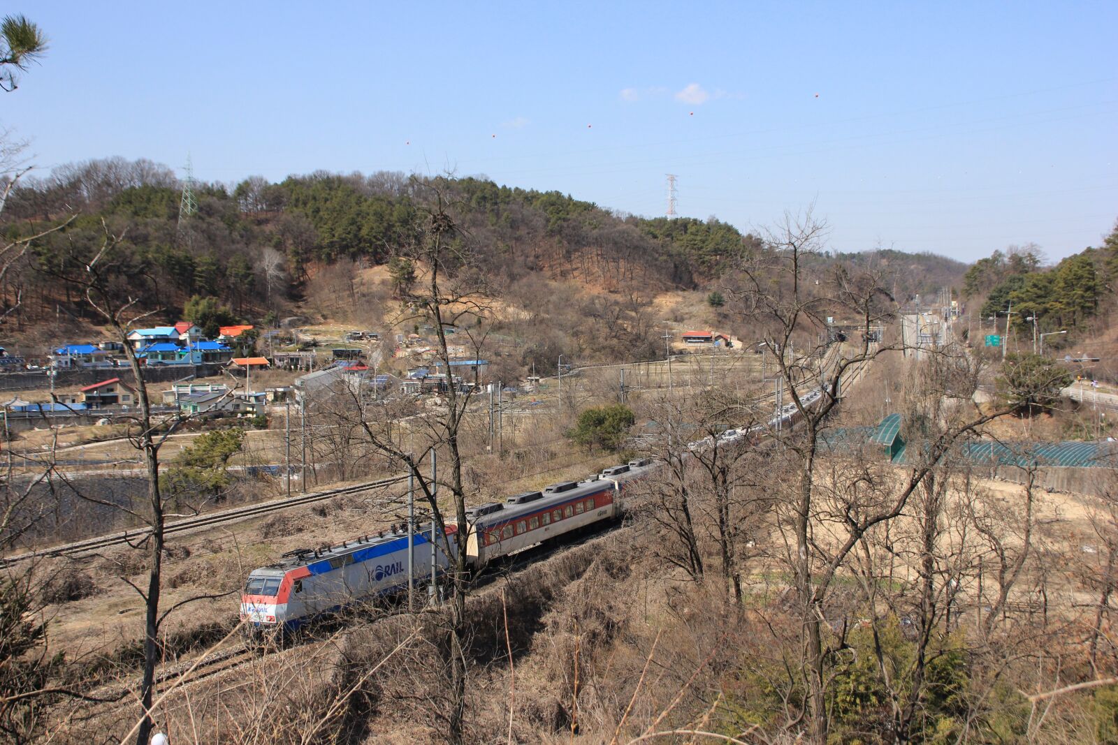 Canon EOS 600D (Rebel EOS T3i / EOS Kiss X5) sample photo. Korea, railway, transportation photography