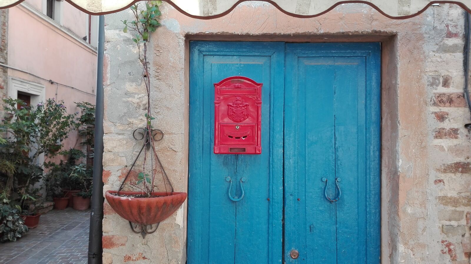 HUAWEI P8 Lite sample photo. Door, colors, mailbox photography