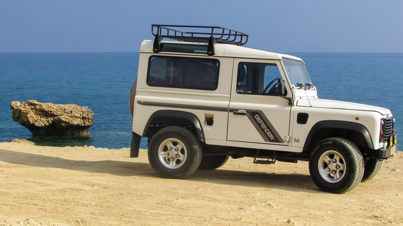 Canon PowerShot SX400 IS sample photo. Land rover, defender, car photography