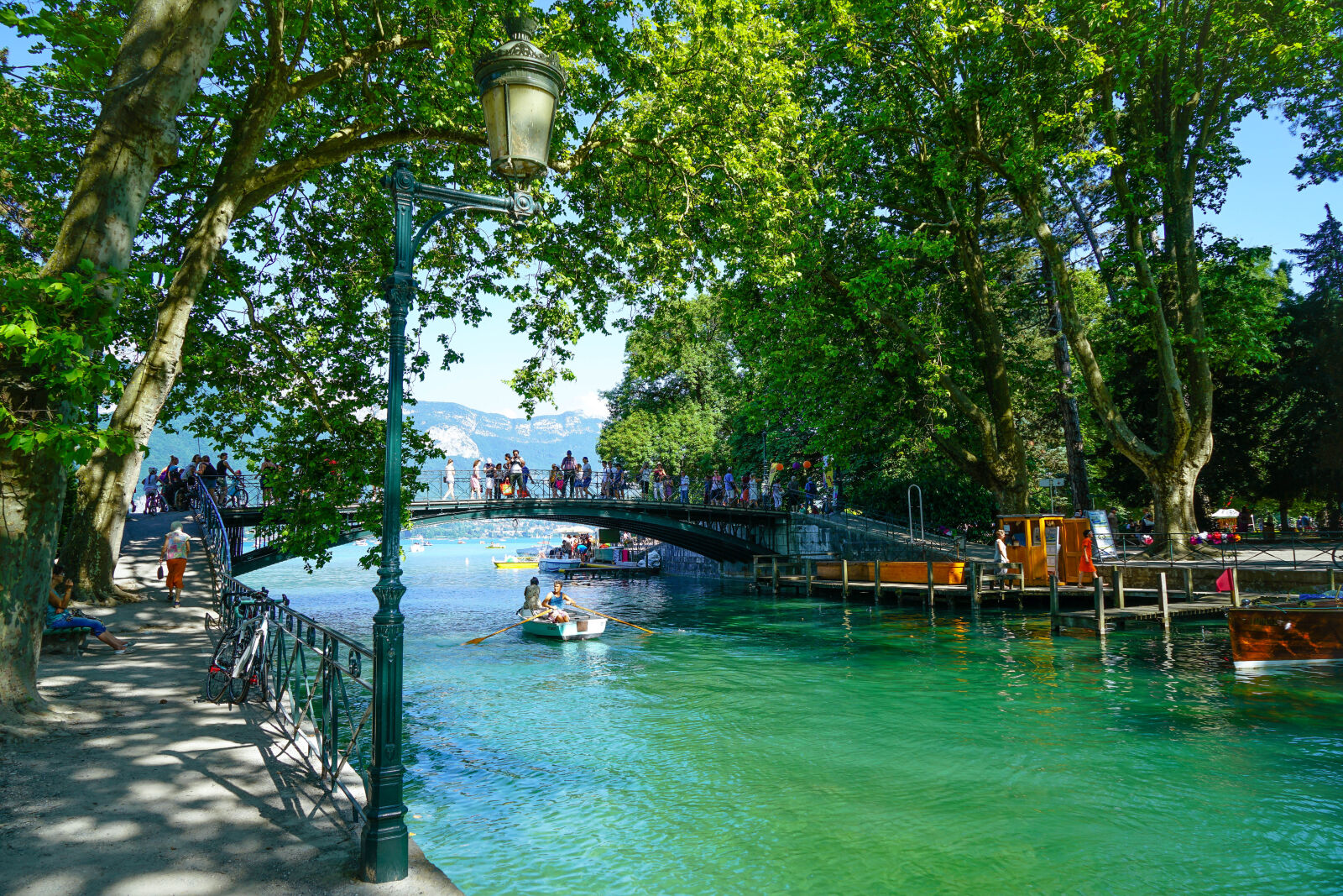 Sony a7R II + Sony Vario Tessar T* FE 24-70mm F4 ZA OSS sample photo. Annecy, blue, boat, boats photography