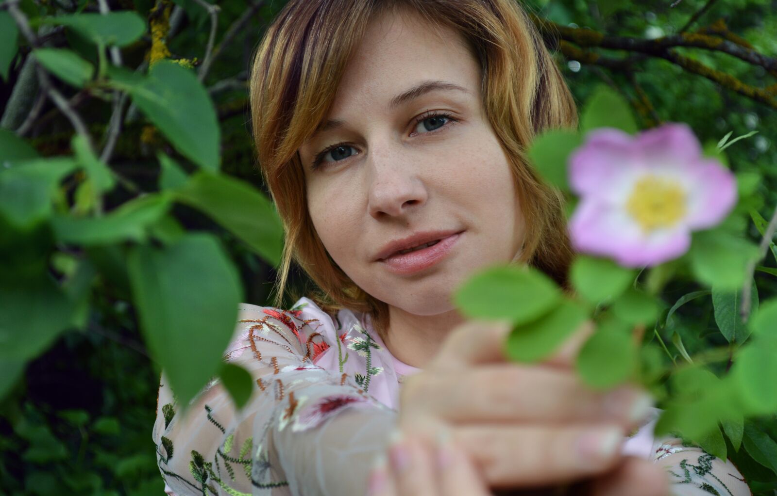 Nikon D3200 sample photo. Flower, girl, tenderness photography