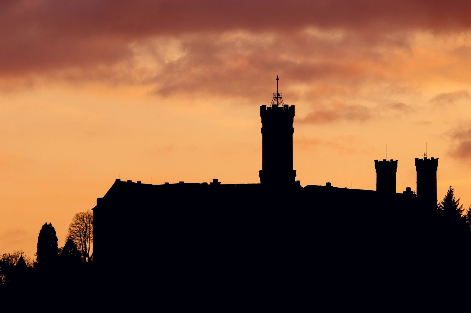 Canon EOS 200D (EOS Rebel SL2 / EOS Kiss X9) sample photo. Silhouette, castle, schaumburg photography