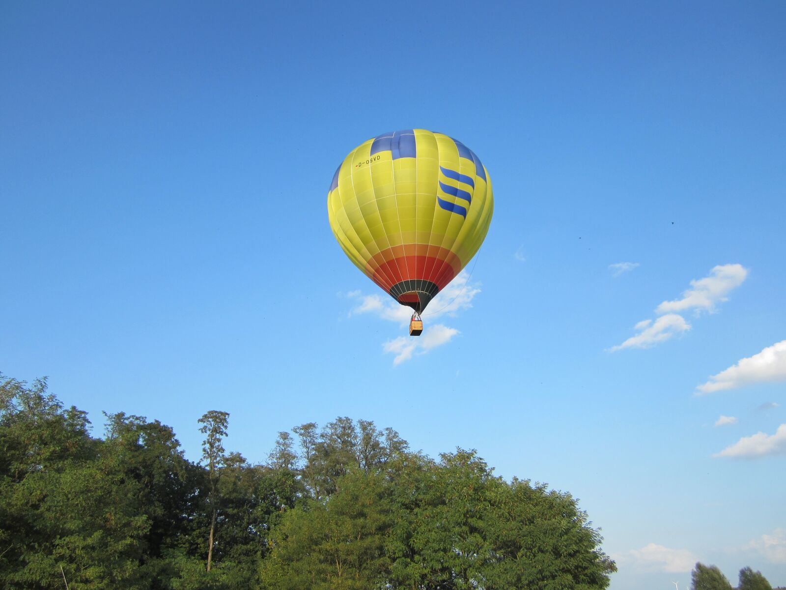 Canon PowerShot ELPH 100 HS (IXUS 115 HS / IXY 210F) sample photo. Balloon, sky, flying photography
