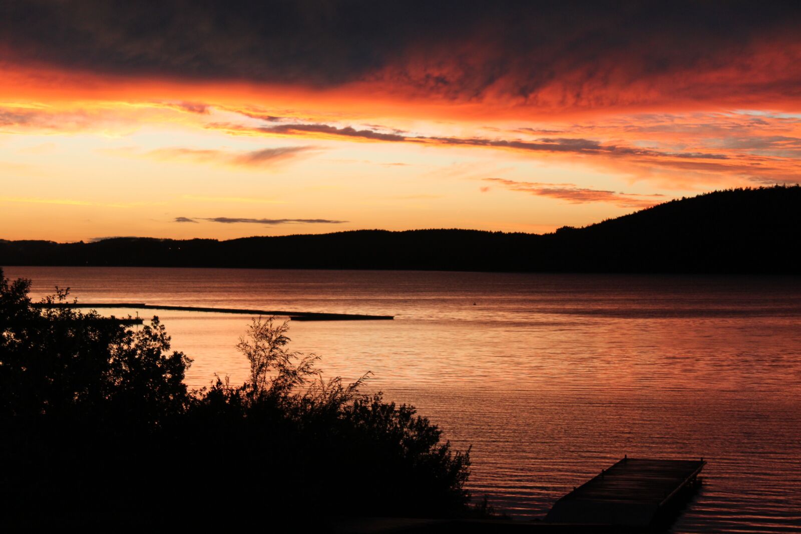 Canon EOS 500D (EOS Rebel T1i / EOS Kiss X3) sample photo. Sunset, lake, red photography