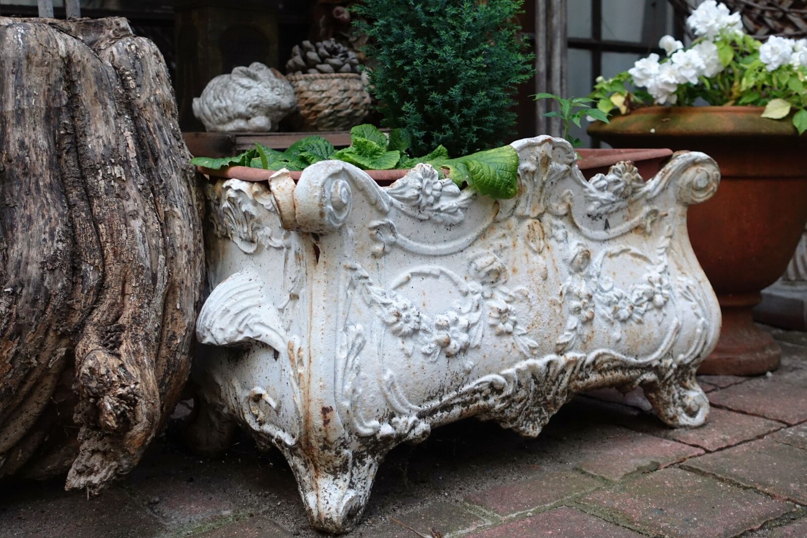 Sony Cyber-shot DSC-RX100 IV sample photo. Vintage, planter, flowers photography
