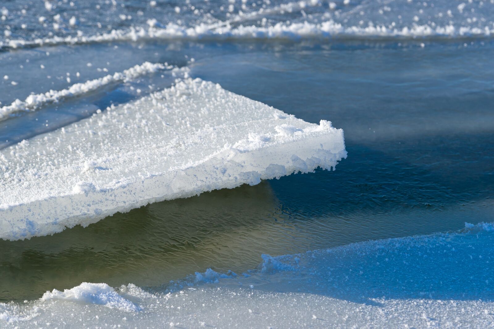 70-400mm F4.0-5.6 G SSM sample photo. Ice floe, water, winter photography