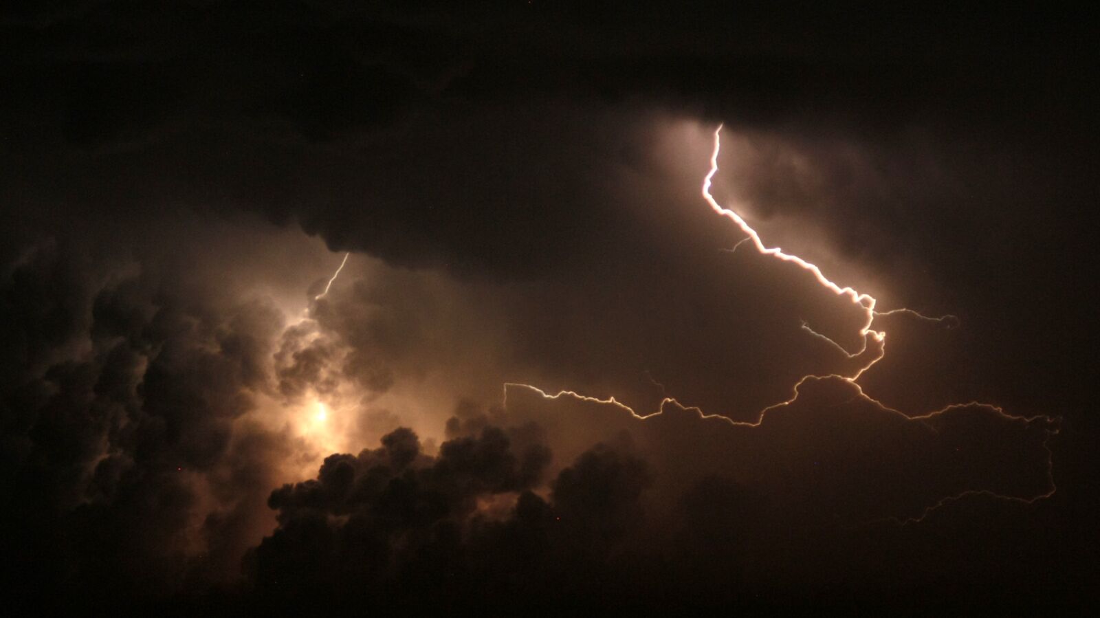 Canon EOS 450D (EOS Rebel XSi / EOS Kiss X2) sample photo. Storm, light, lightning storm photography