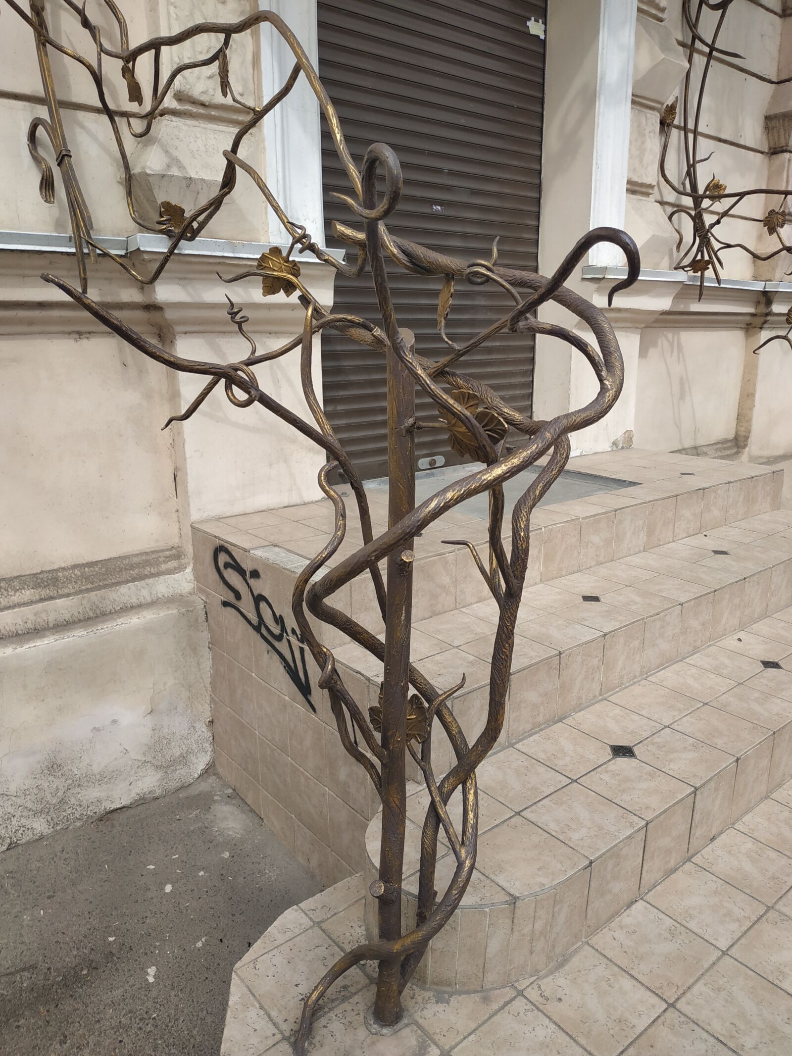 Xiaomi Redmi Note 5 sample photo. Railing, beautiful forging, beautiful photography