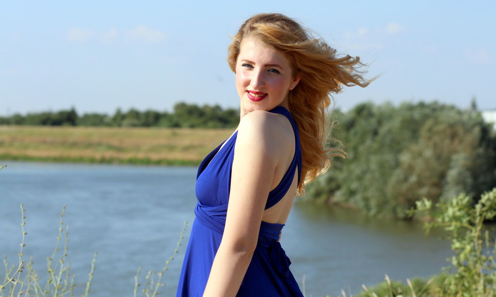 Canon EOS 700D (EOS Rebel T5i / EOS Kiss X7i) + Canon EF 85mm F1.8 USM sample photo. Girl, dress, blue photography