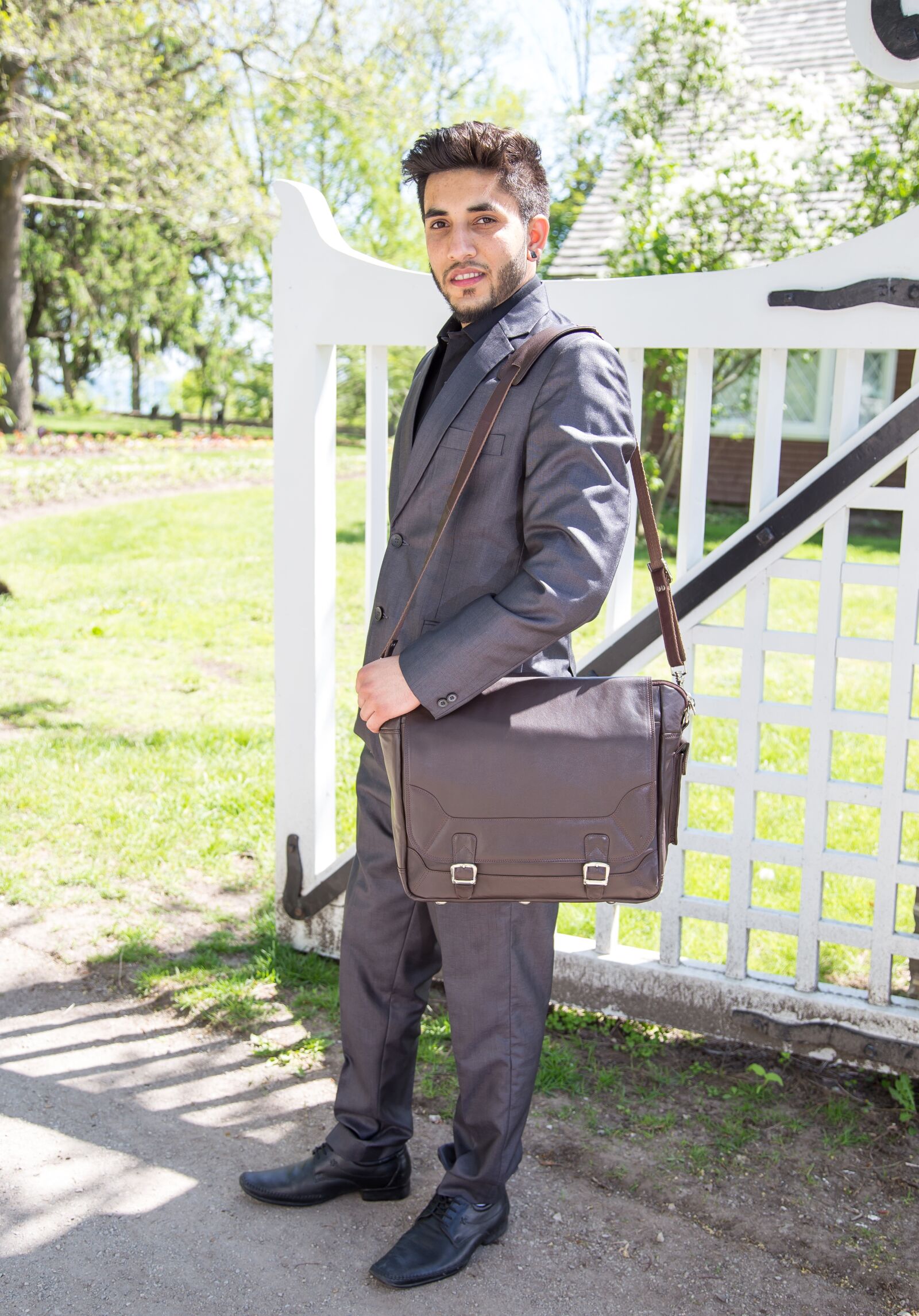 Canon EOS 6D + Canon EF 24-105mm F4L IS USM sample photo. Man, bag, executive photography