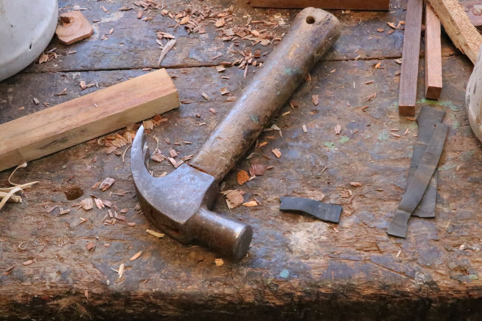 Canon EF-S 18-135mm F3.5-5.6 IS USM sample photo. Hammer, tool, wood photography
