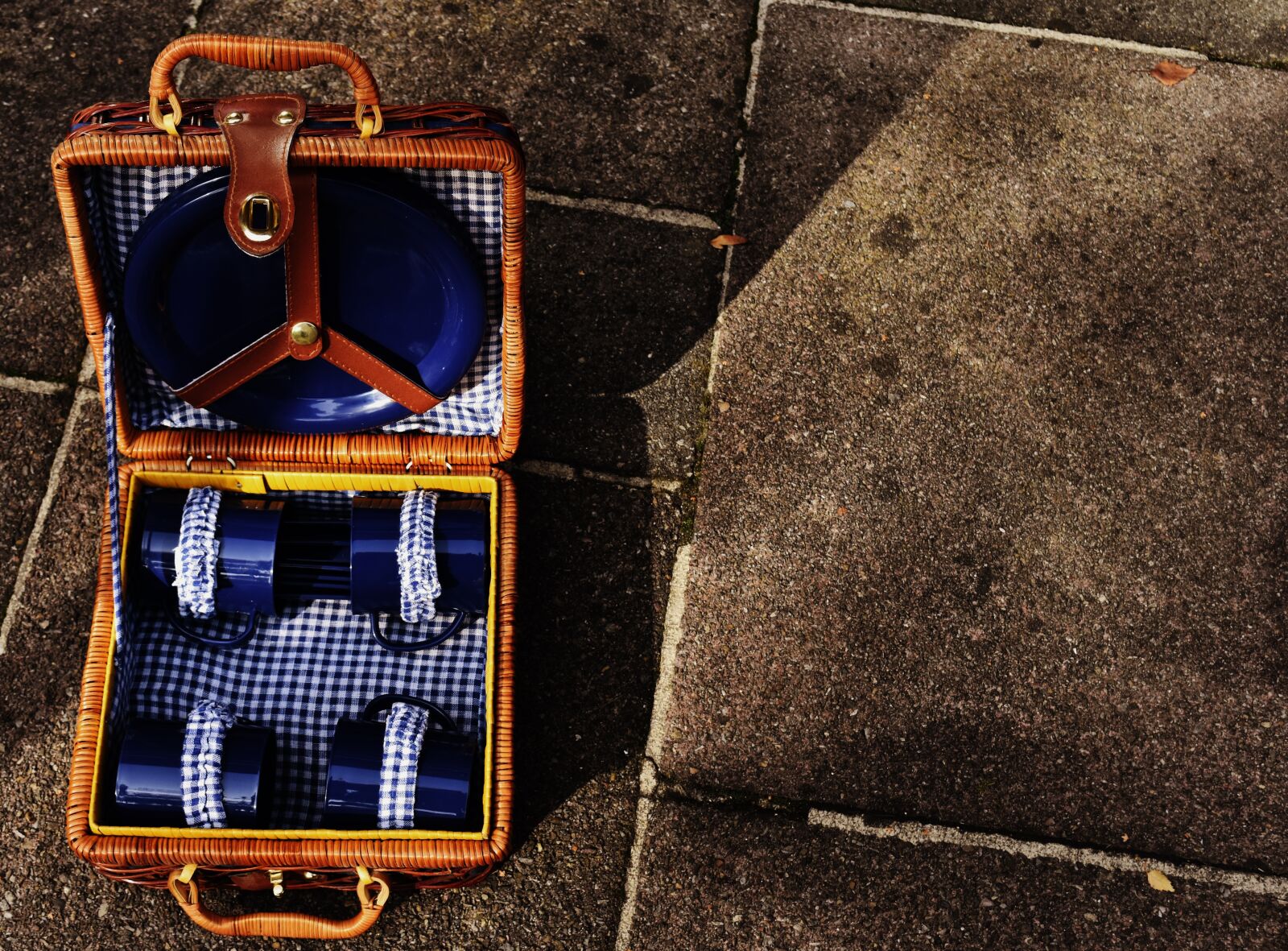Nikon D7200 sample photo. Picnic suitcase, cup, plate photography