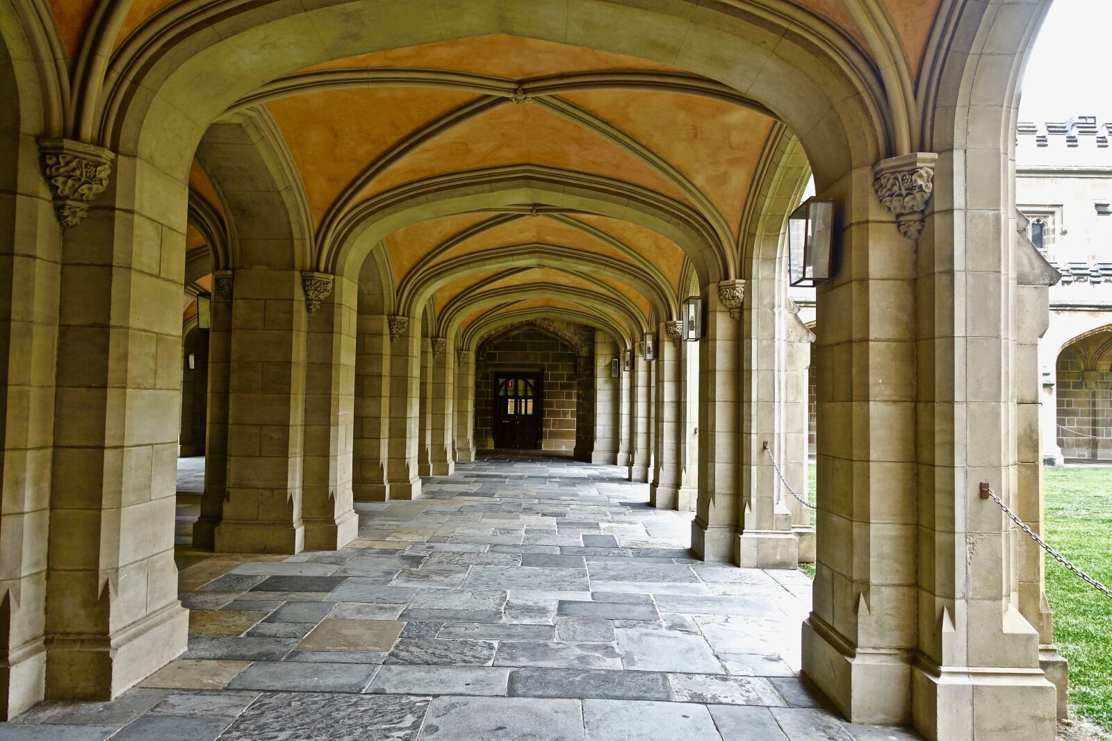 Sony Cyber-shot DSC-RX100 III sample photo. Colonnade, arches, classic photography