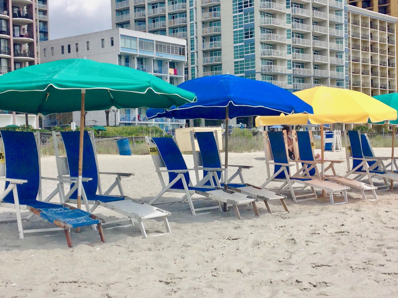 iPhone 5c back camera 4.12mm f/2.4 sample photo. Beach, beach chairs, sand photography