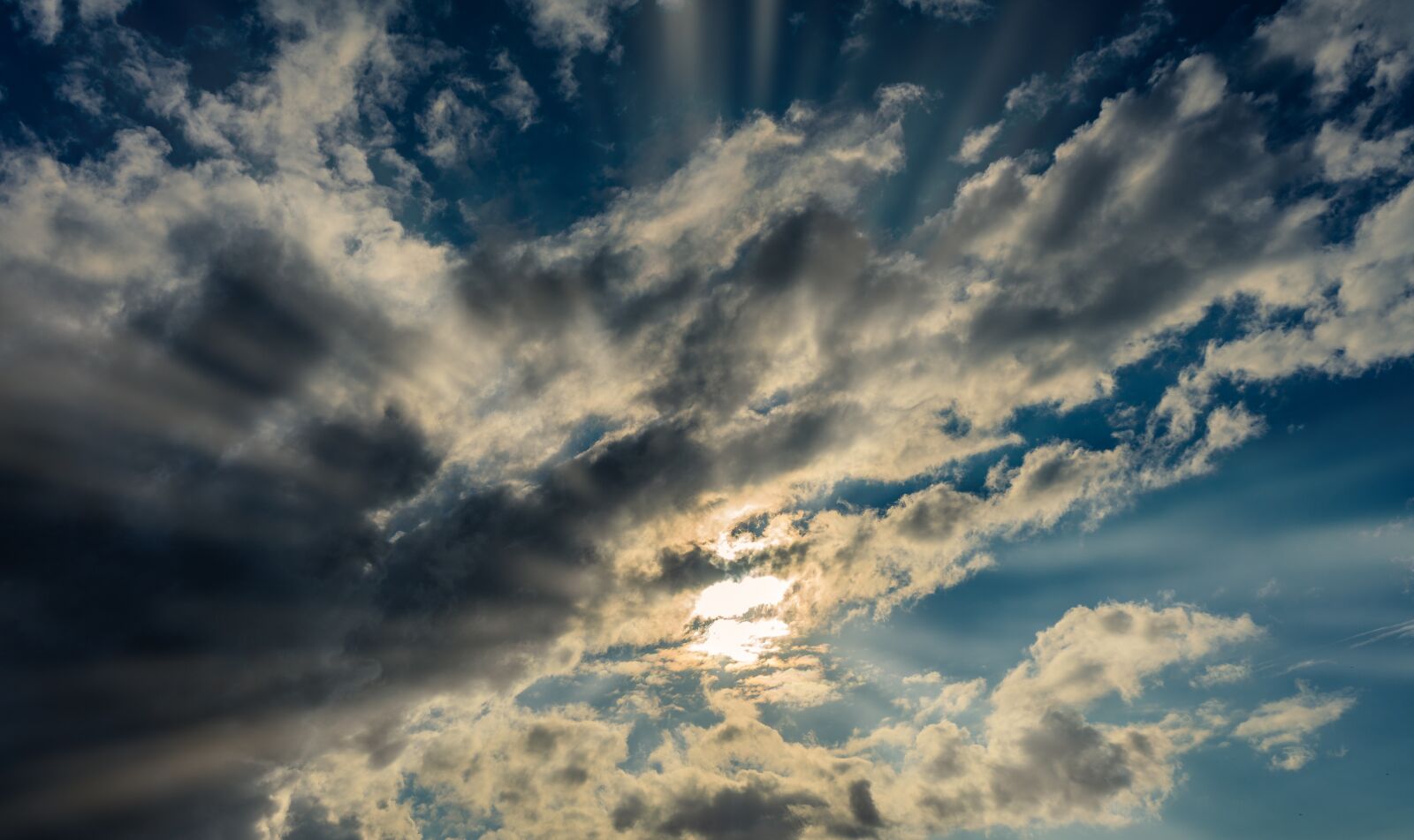 Sony a7 II + Sony FE 28-70mm F3.5-5.6 OSS sample photo. Sky, clouds, sun photography