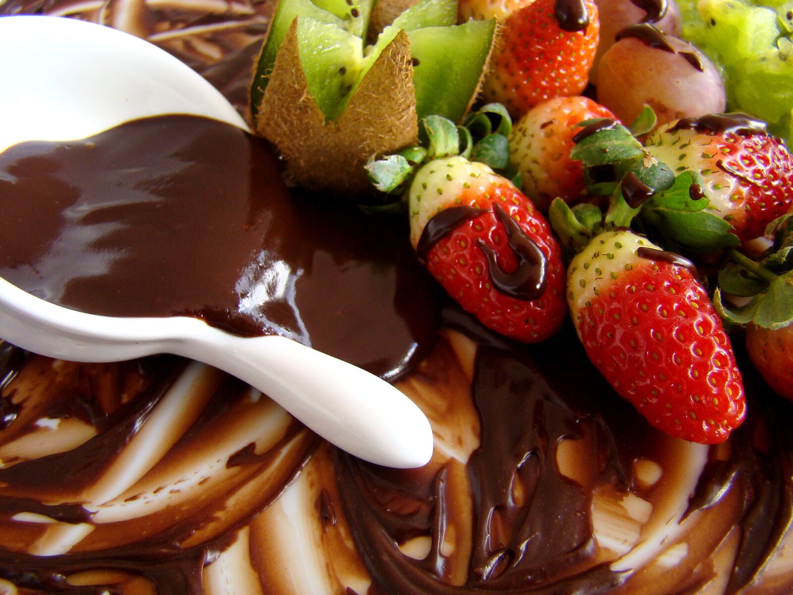 Sony DSC-H9 sample photo. Chocolate, strawberry, dessert photography