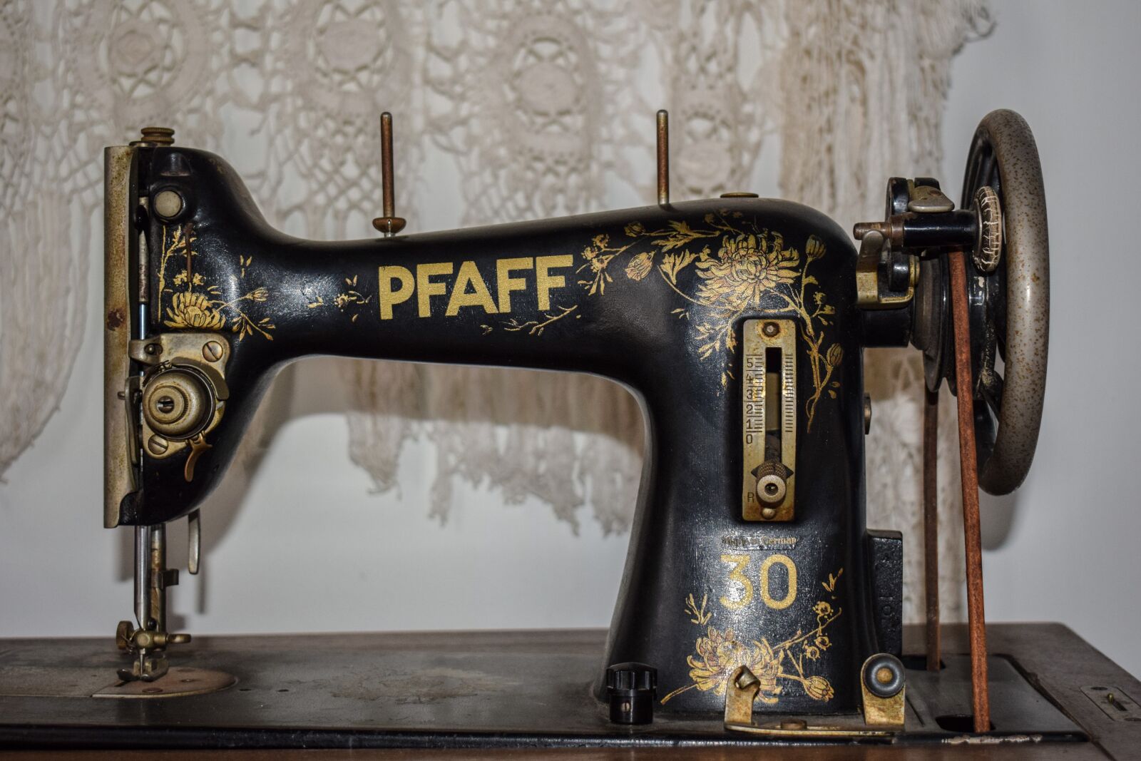 Nikon D3300 sample photo. Sewing machine, old, retro photography