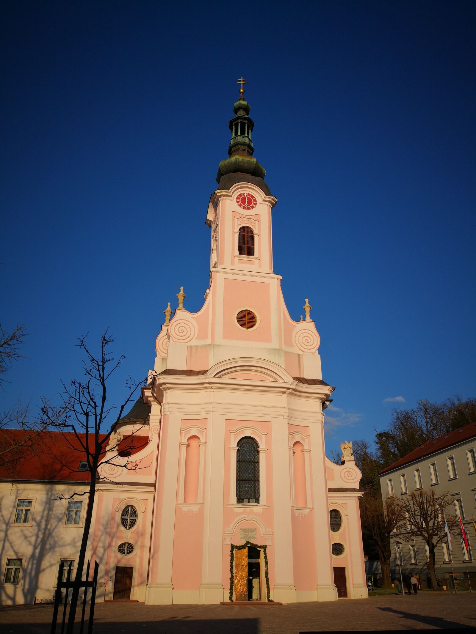 HUAWEI Mate 10 Pro sample photo. Architecture, church, religion photography