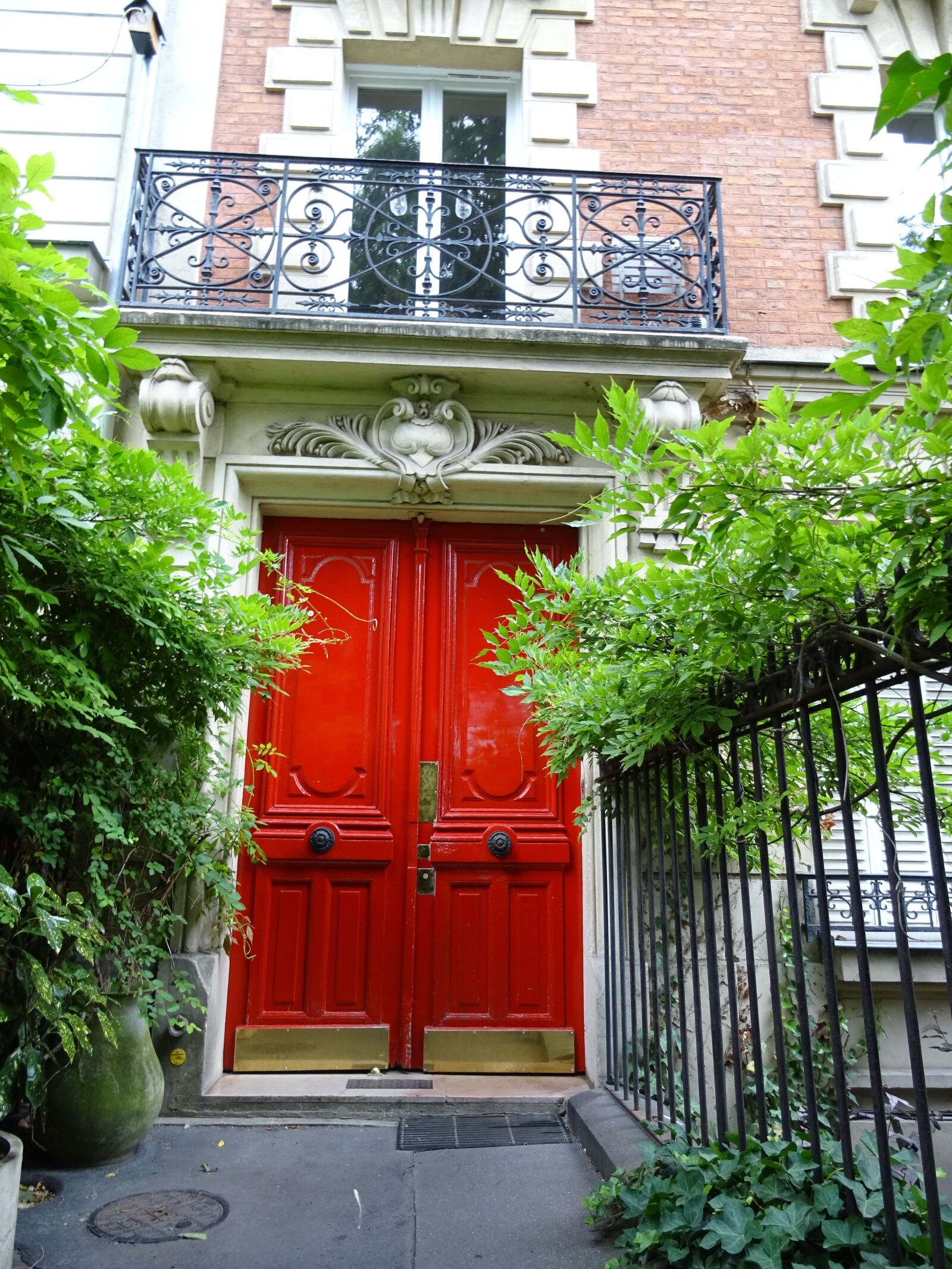 Sony DSC-HX60 sample photo. Paris, red door, house photography