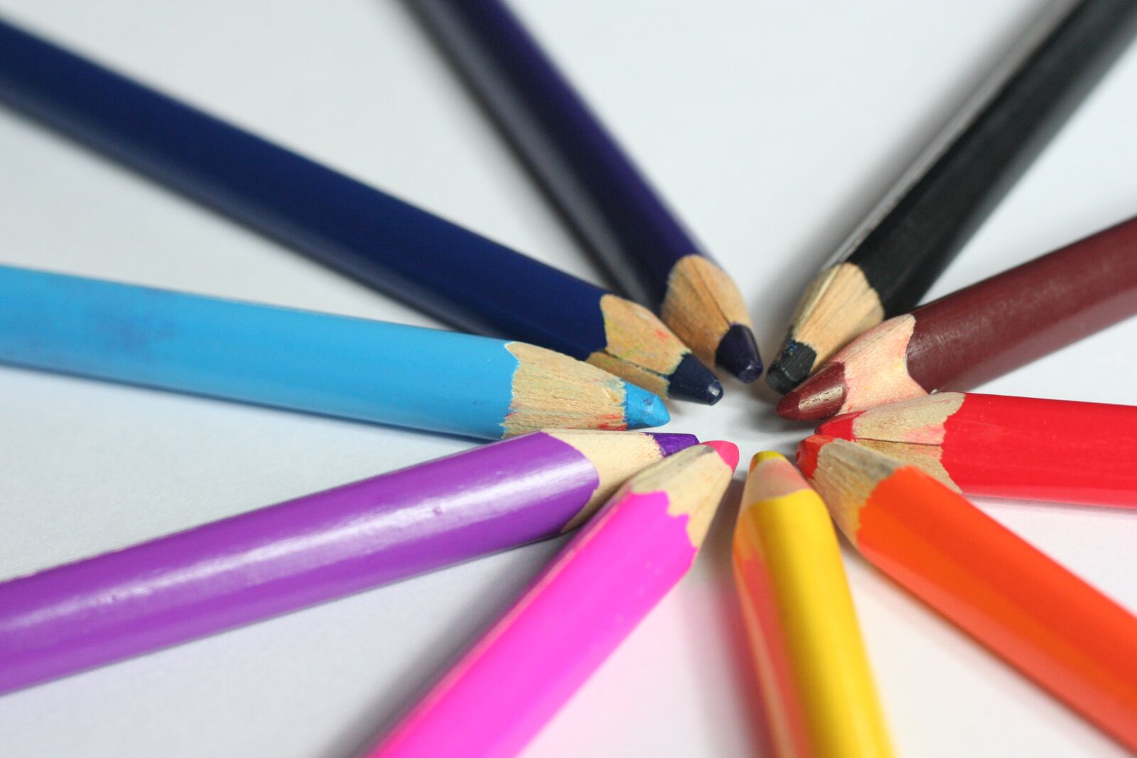 Canon EOS 350D (EOS Digital Rebel XT / EOS Kiss Digital N) sample photo. Crayons, the background, coloring photography