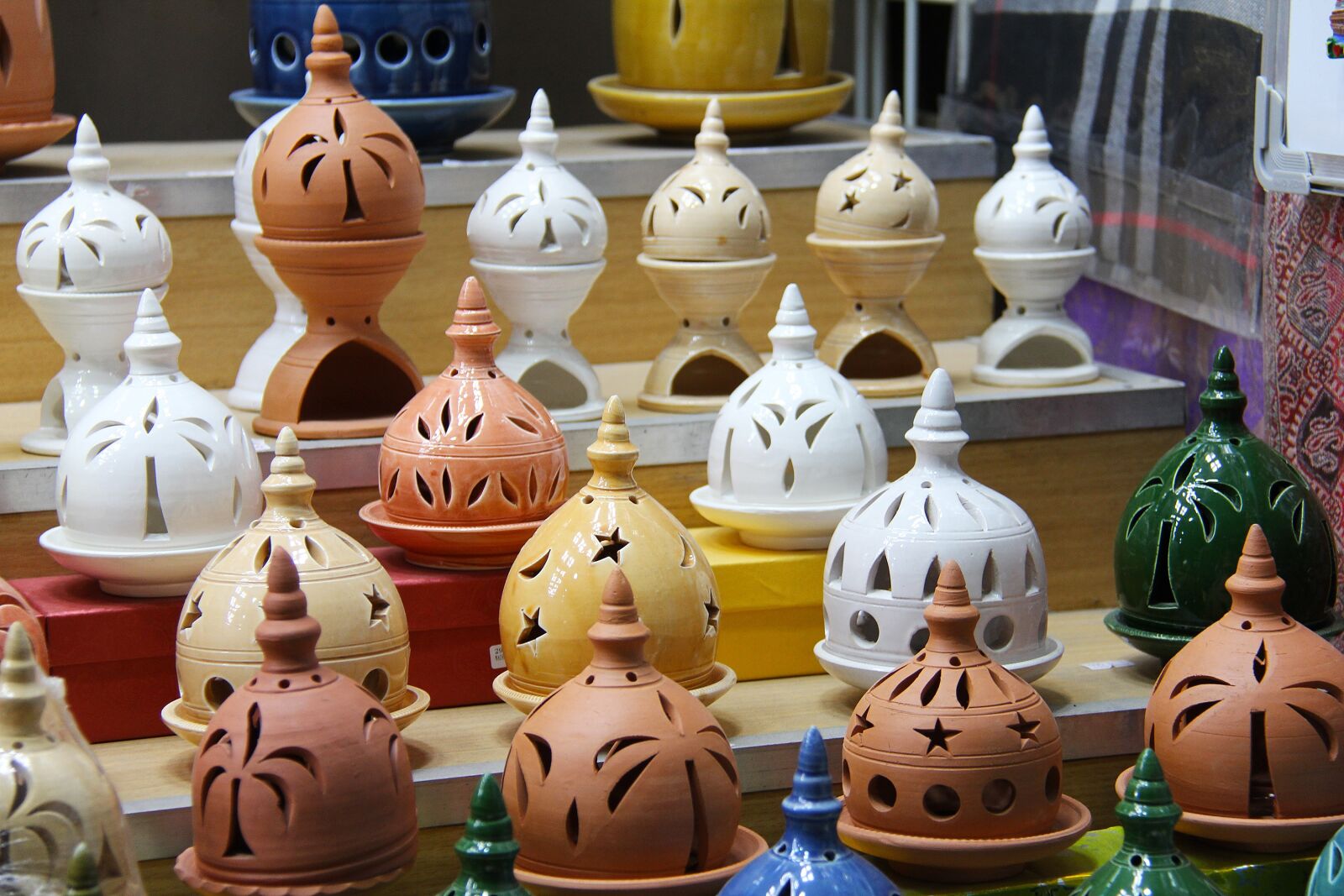 Canon EF-S 18-200mm F3.5-5.6 IS sample photo. Pottery, ceramic, market photography