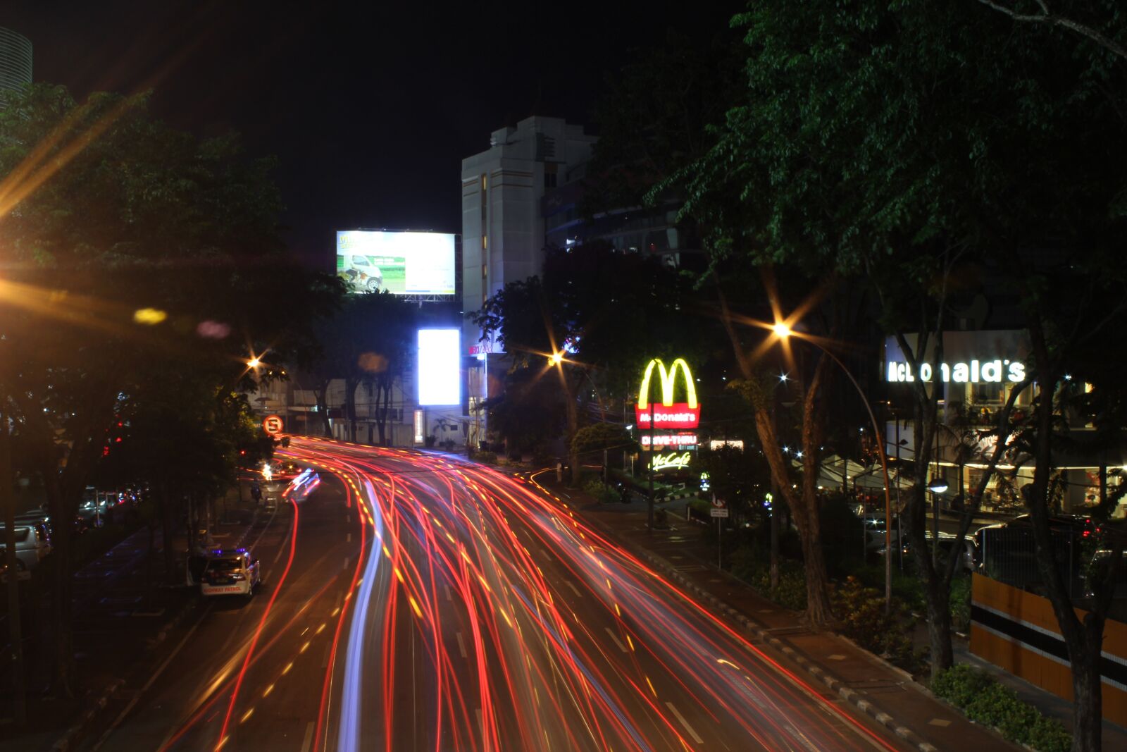 Canon EOS 600D (Rebel EOS T3i / EOS Kiss X5) sample photo. Mcdonalds, traffic, lights photography