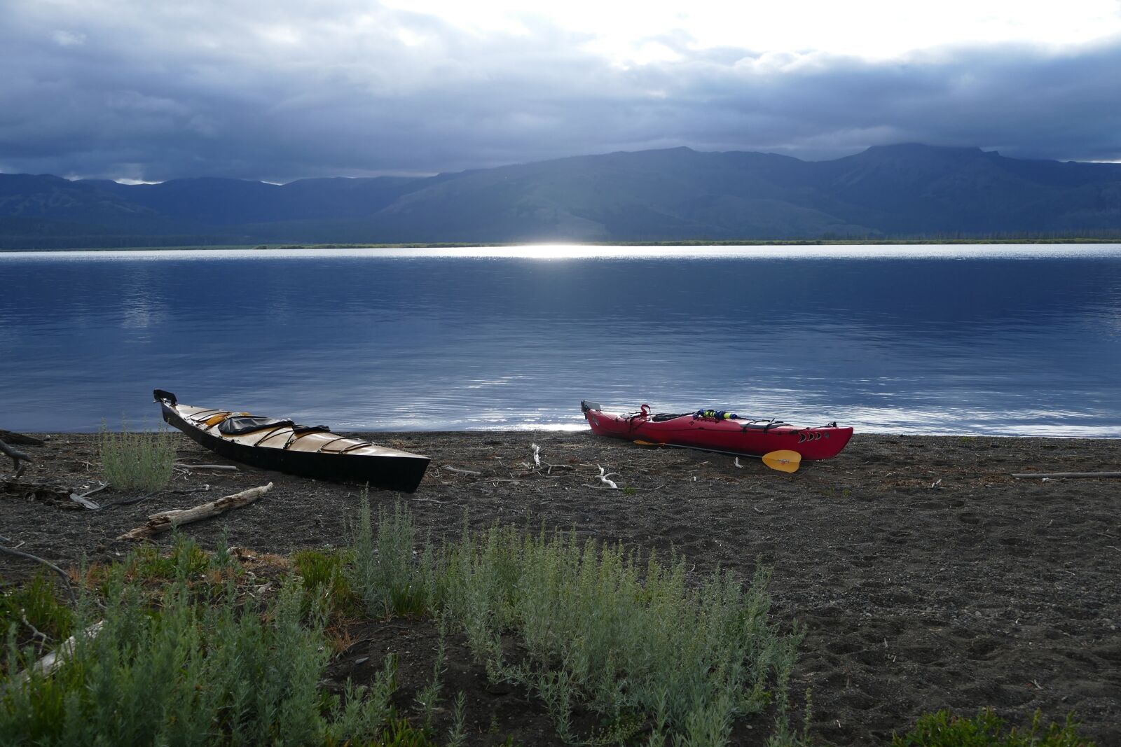 Panasonic Lumix DMC-FZ1000 sample photo. Kayaks, beached, lake photography