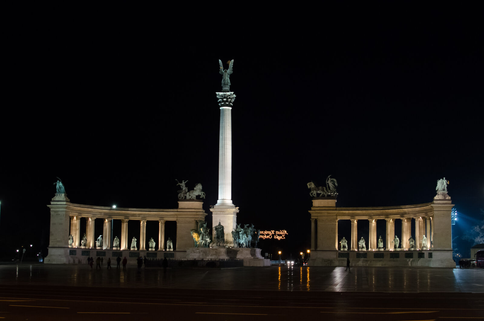Nikon D5100 + Nikon AF-S DX Nikkor 35mm F1.8G sample photo. Budapest, hosok, tere photography