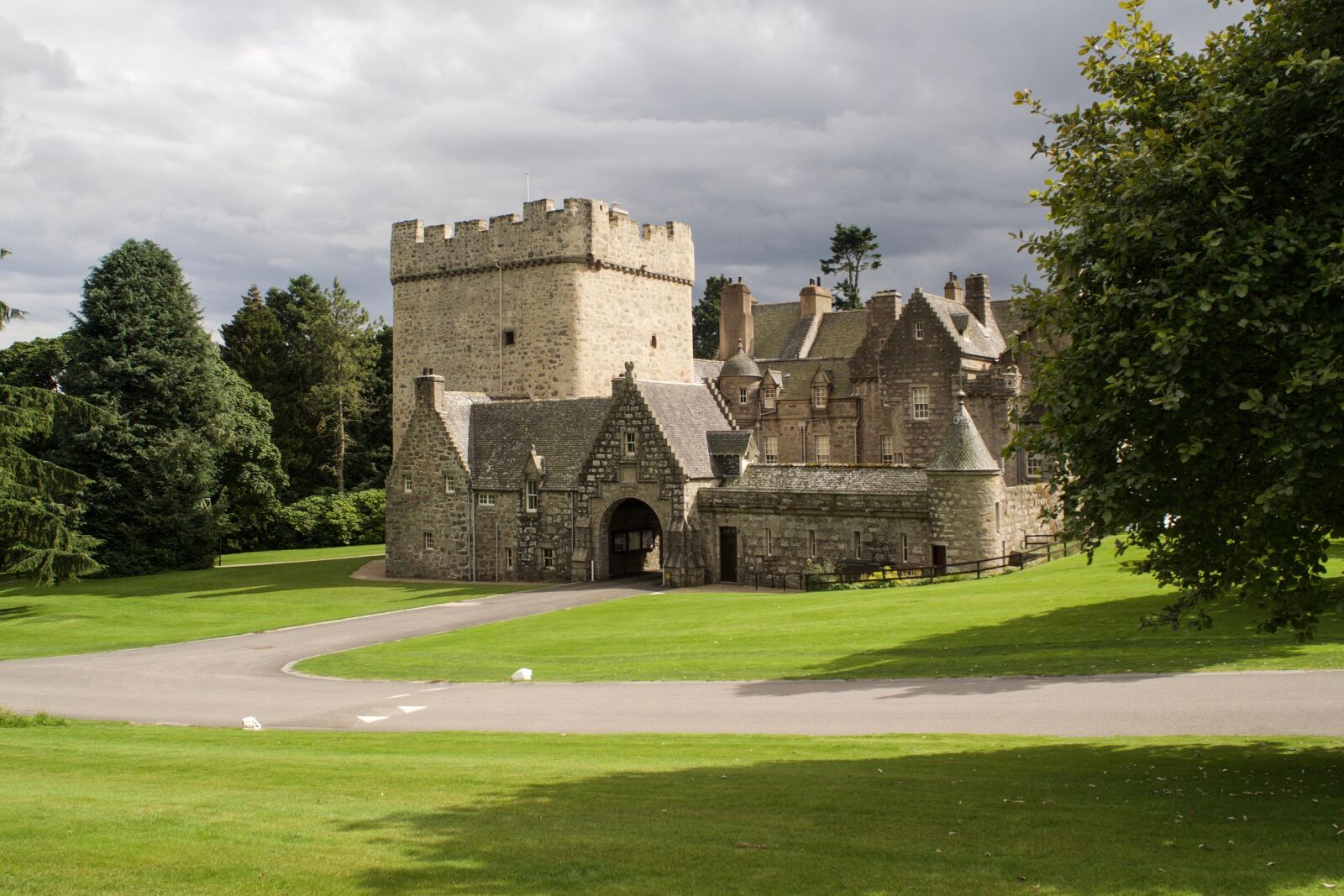 Olympus OM-D E-M10 sample photo. Drum castle, castle, aberdeenshire photography