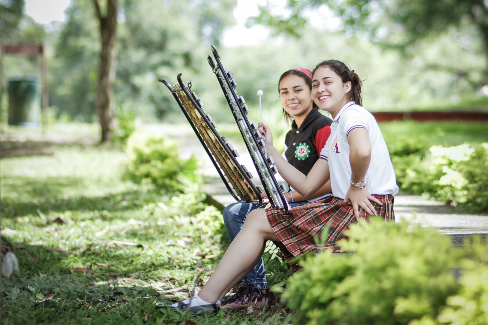 Canon YN85mm f/1.8 DCM sample photo. Friends, companions, friendship photography