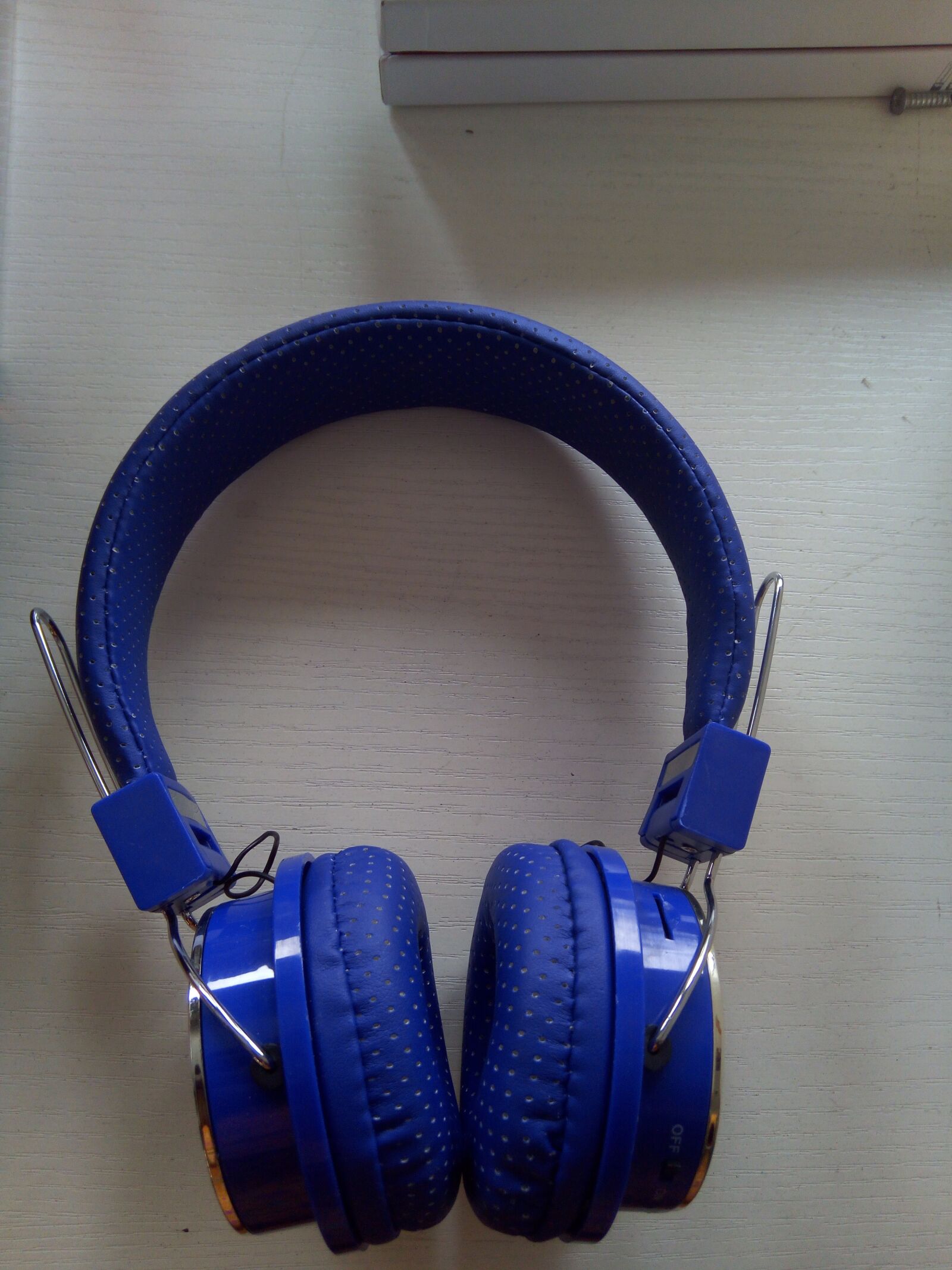 Infinix HOT S sample photo. Earpiece, music, blue photography