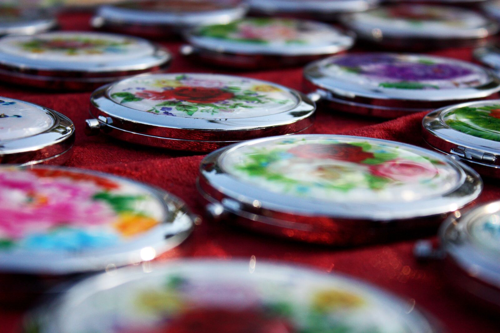 Canon EOS 450D (EOS Rebel XSi / EOS Kiss X2) sample photo. Mirror, bazaar, selling photography