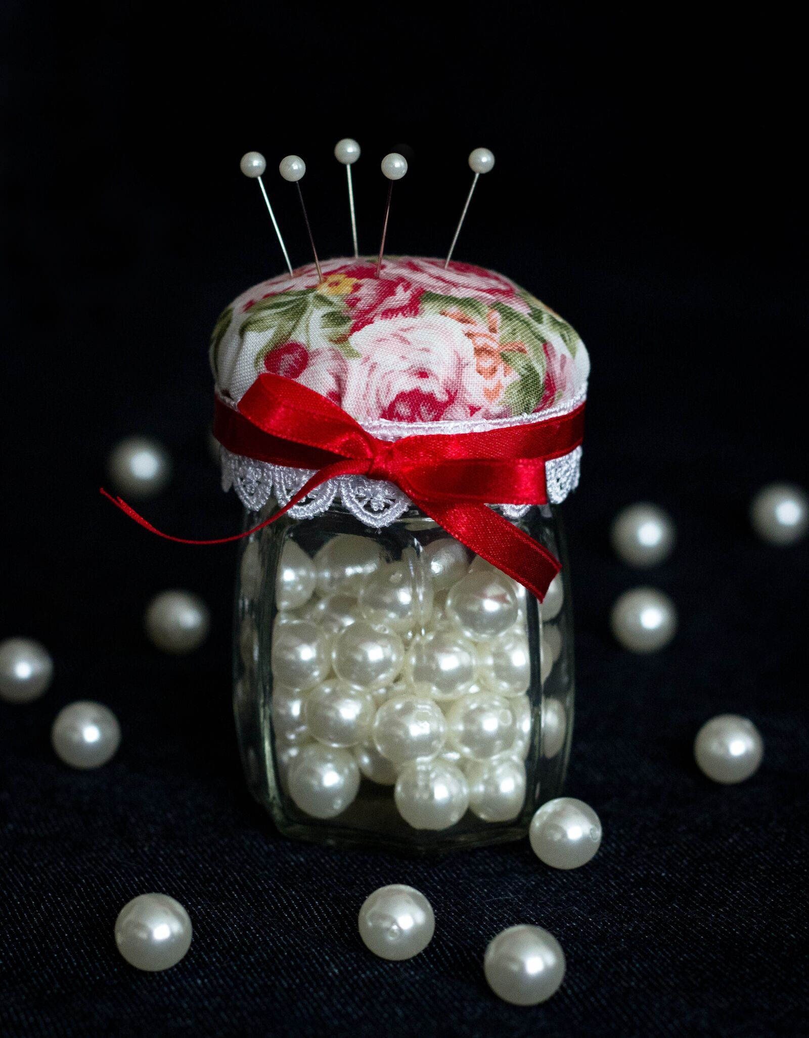 Canon EOS 600D (Rebel EOS T3i / EOS Kiss X5) + Canon EF 50mm F1.8 II sample photo. Needlework, beads, needle photography