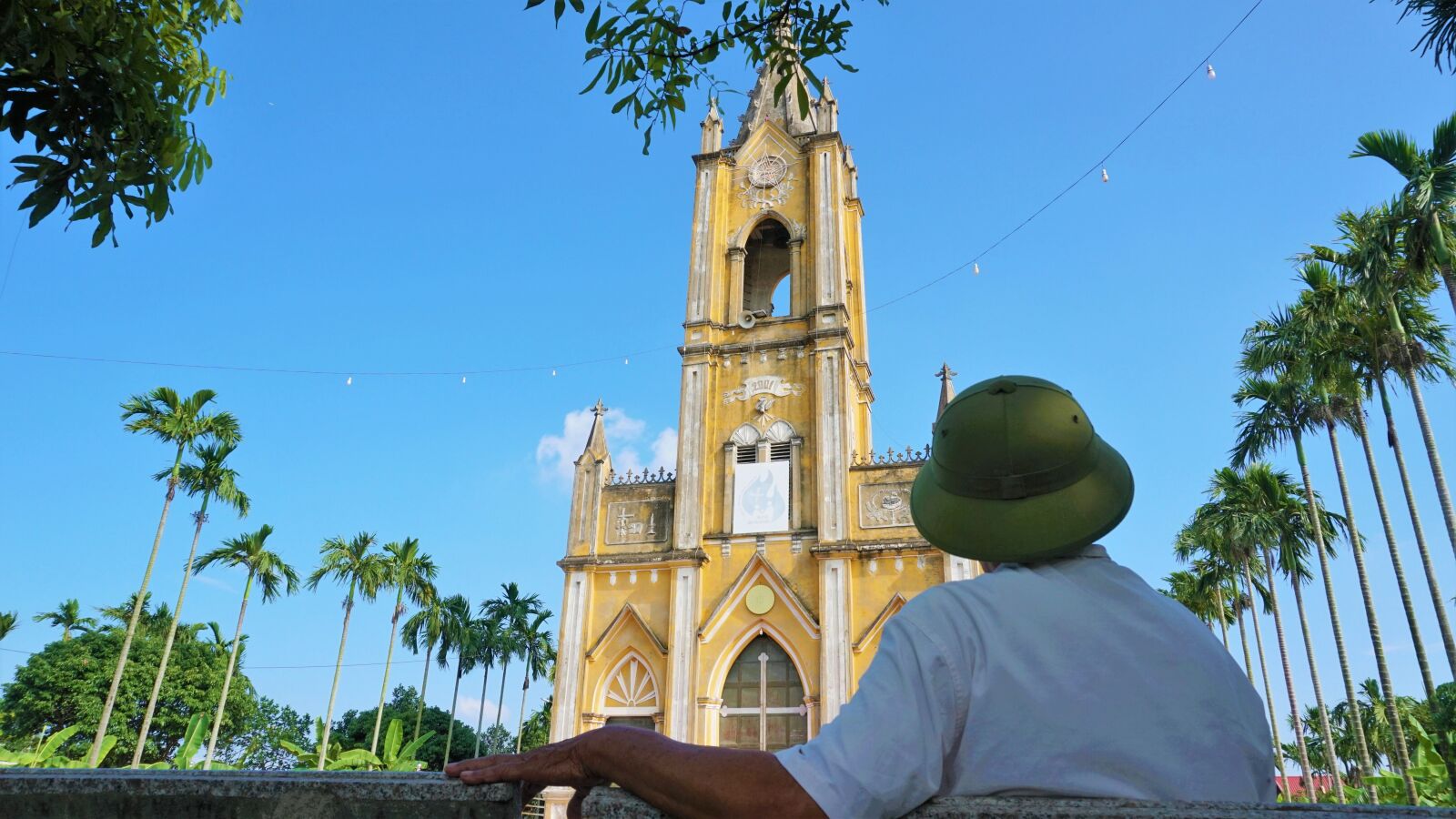 Sony a6300 sample photo. Church, old man, sit photography