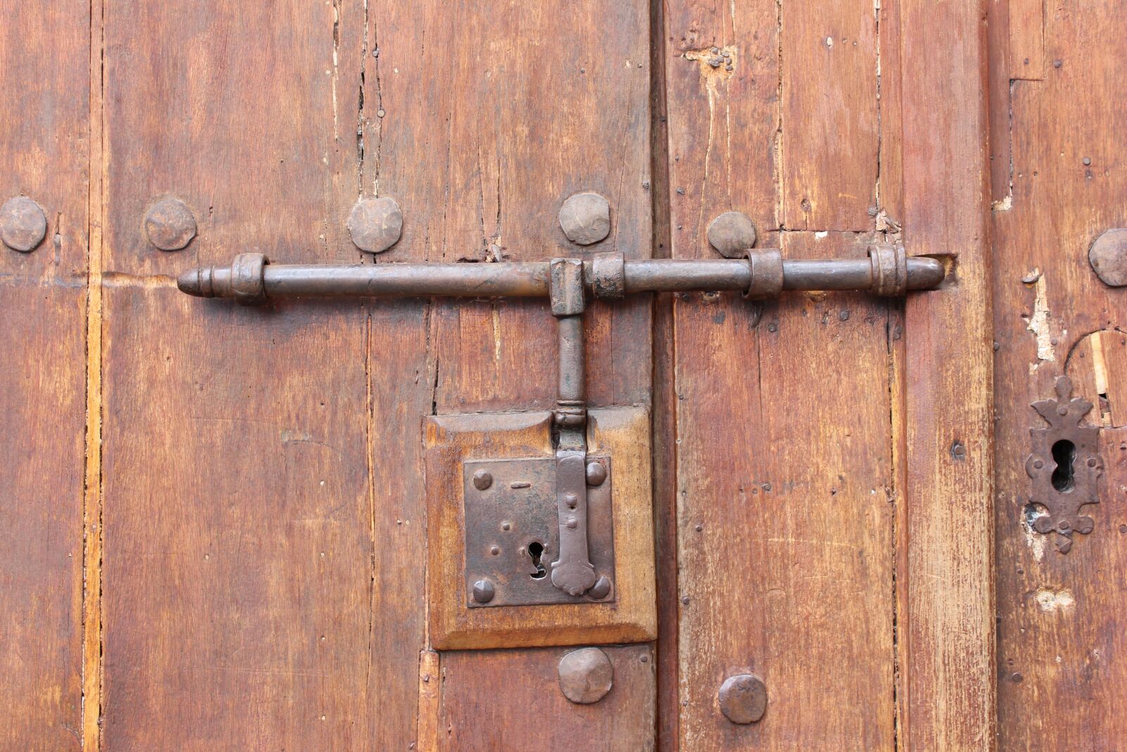 Canon EOS 600D (Rebel EOS T3i / EOS Kiss X5) sample photo. Monastery, door, wood photography