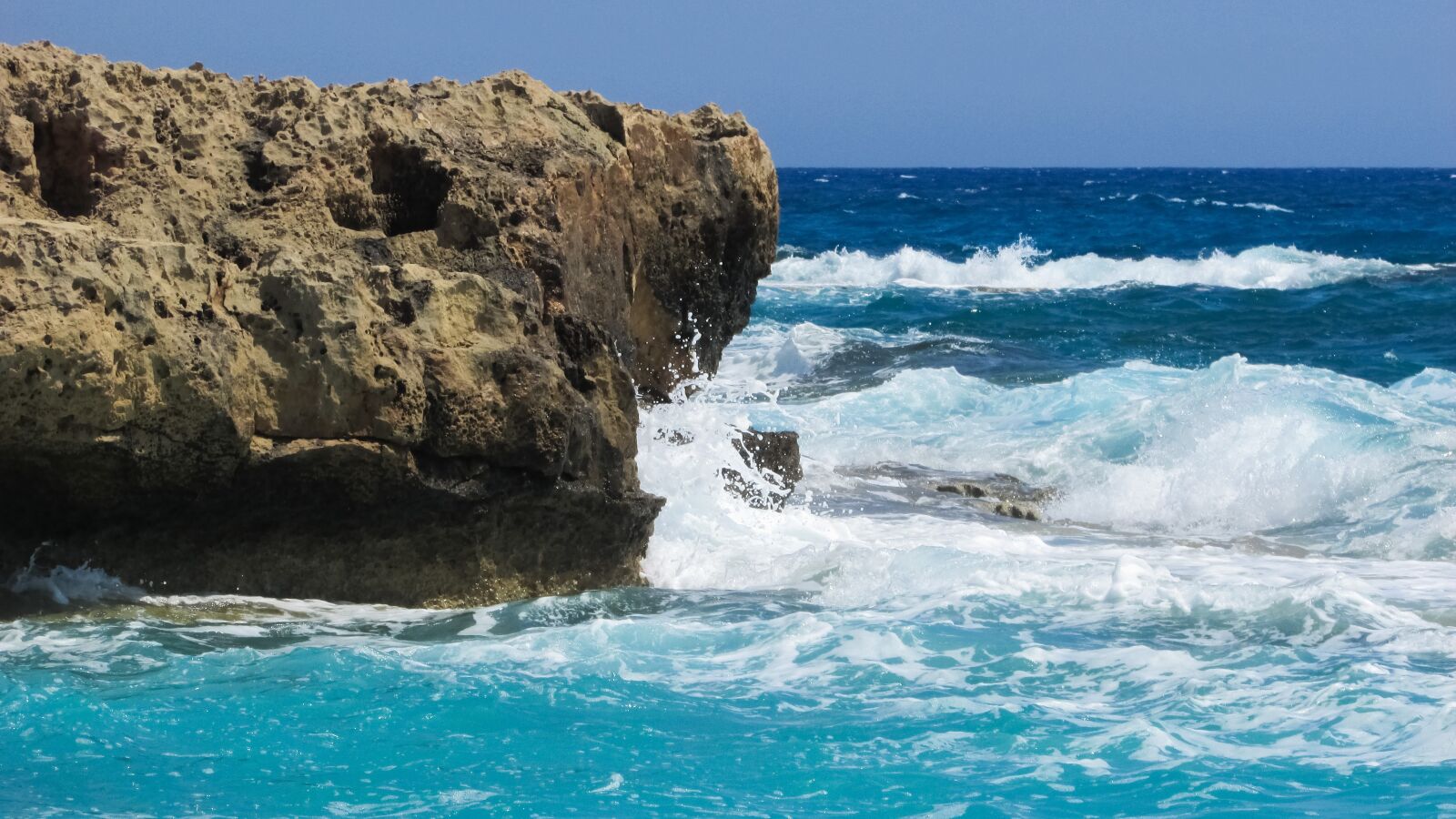 Canon PowerShot SX400 IS sample photo. Rocky coast, wave, smashing photography
