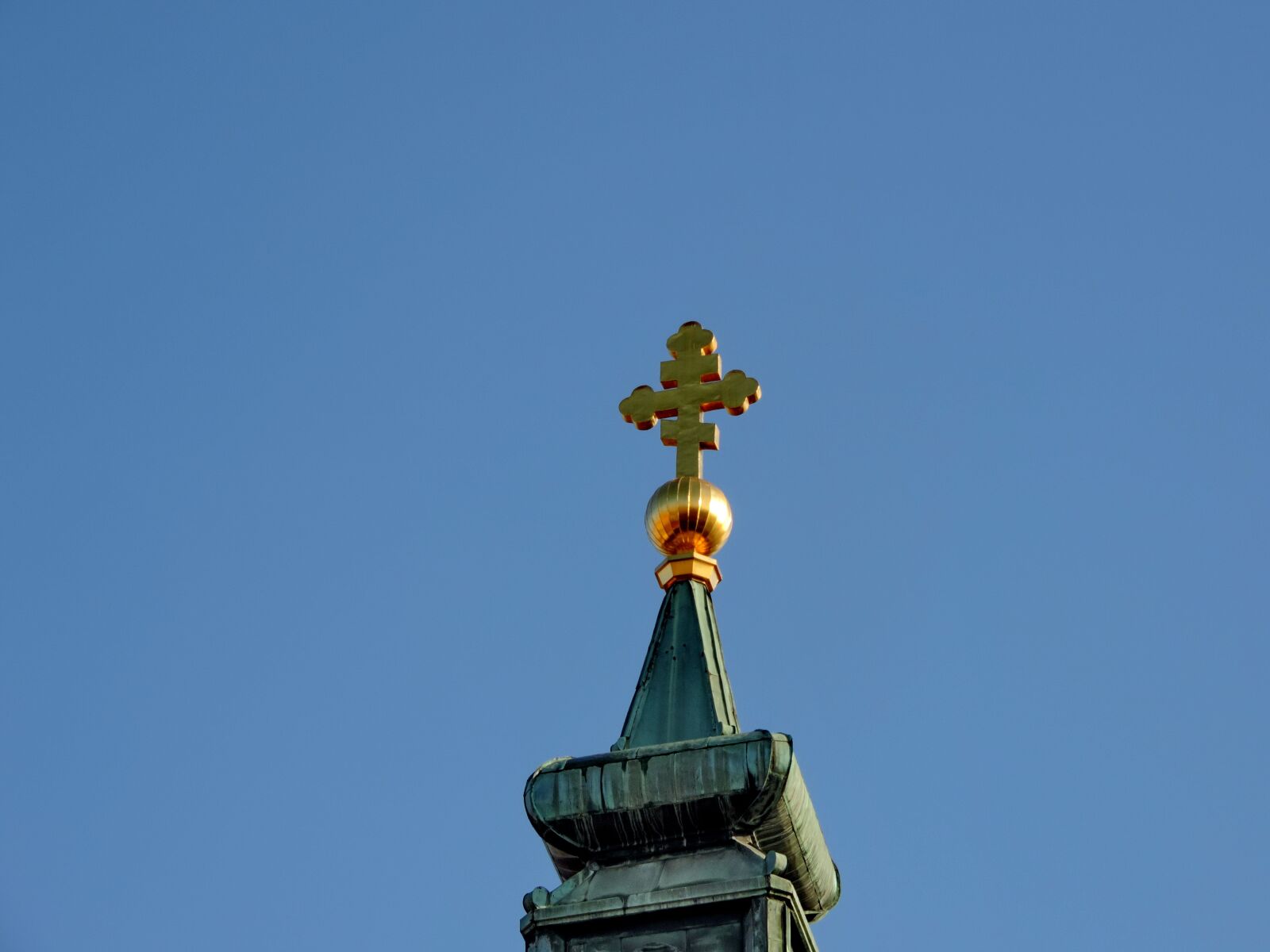 Nikon Coolpix P520 sample photo. Chapel, christianity, cross, gold photography