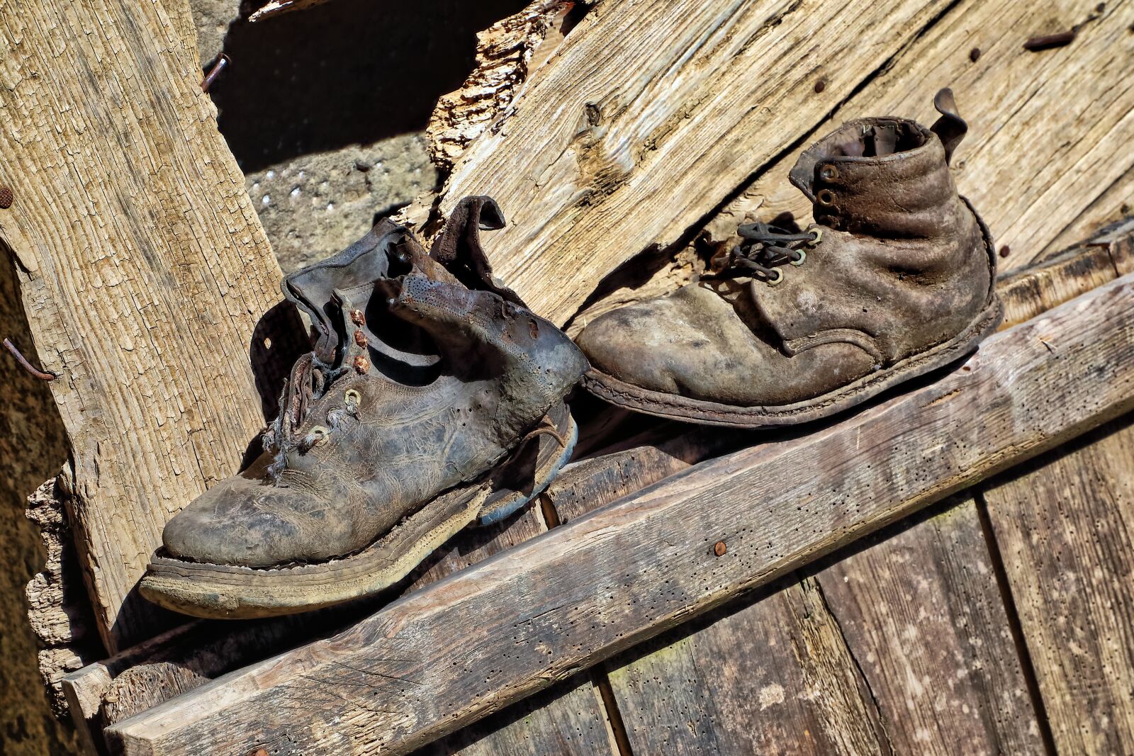 Canon EF 24-105mm F4L IS II USM sample photo. Boots, abandoned, vacuum photography