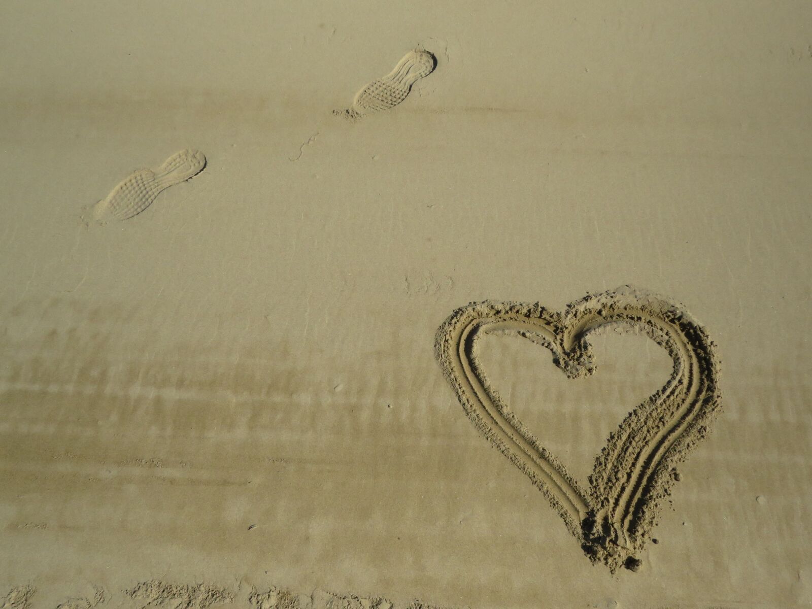 Canon PowerShot SX540 HS sample photo. Beach, sand, heart photography