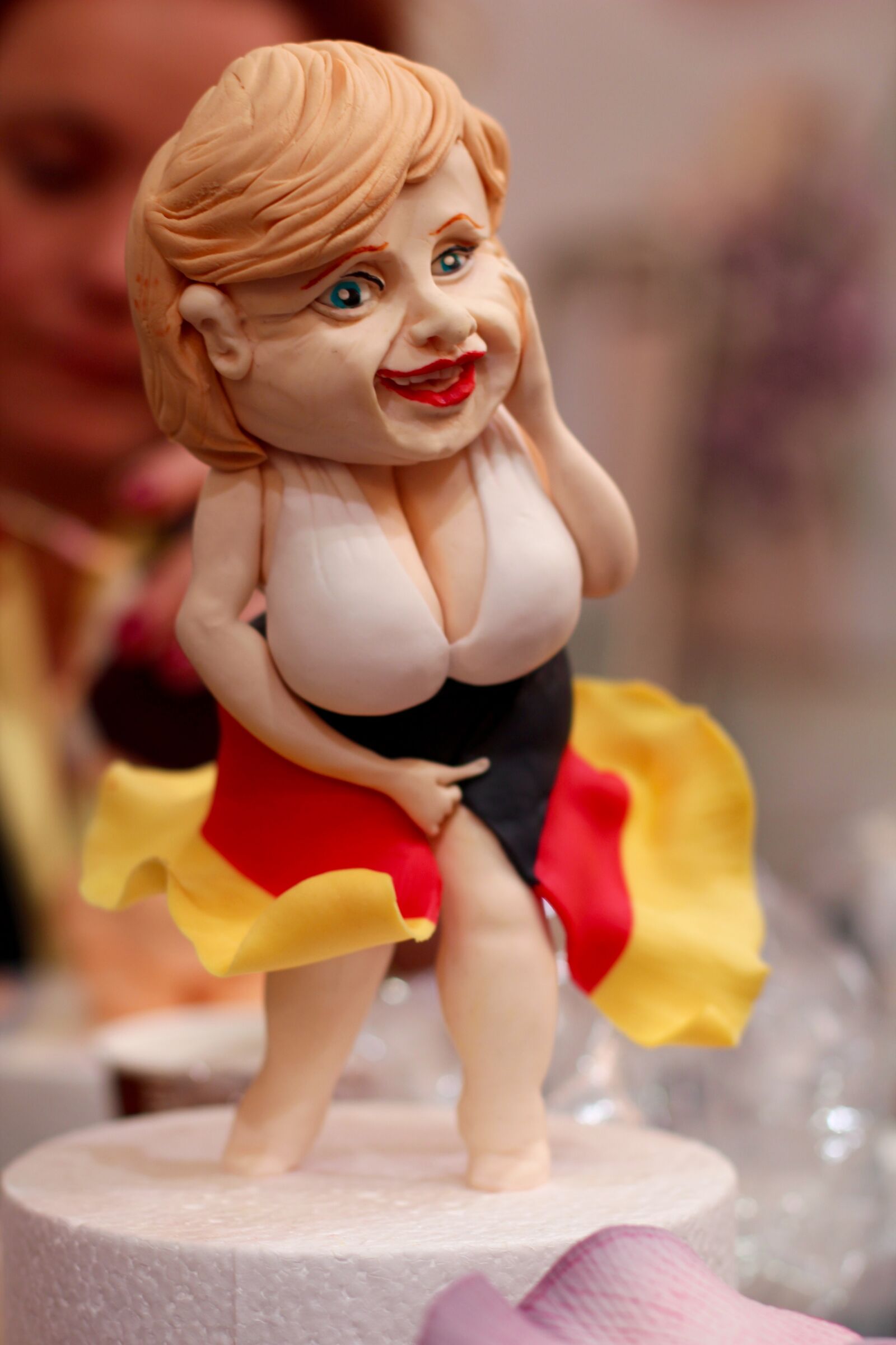 Canon EOS 600D (Rebel EOS T3i / EOS Kiss X5) + Canon EF 50mm F1.4 USM sample photo. Cake, figure, caricature photography